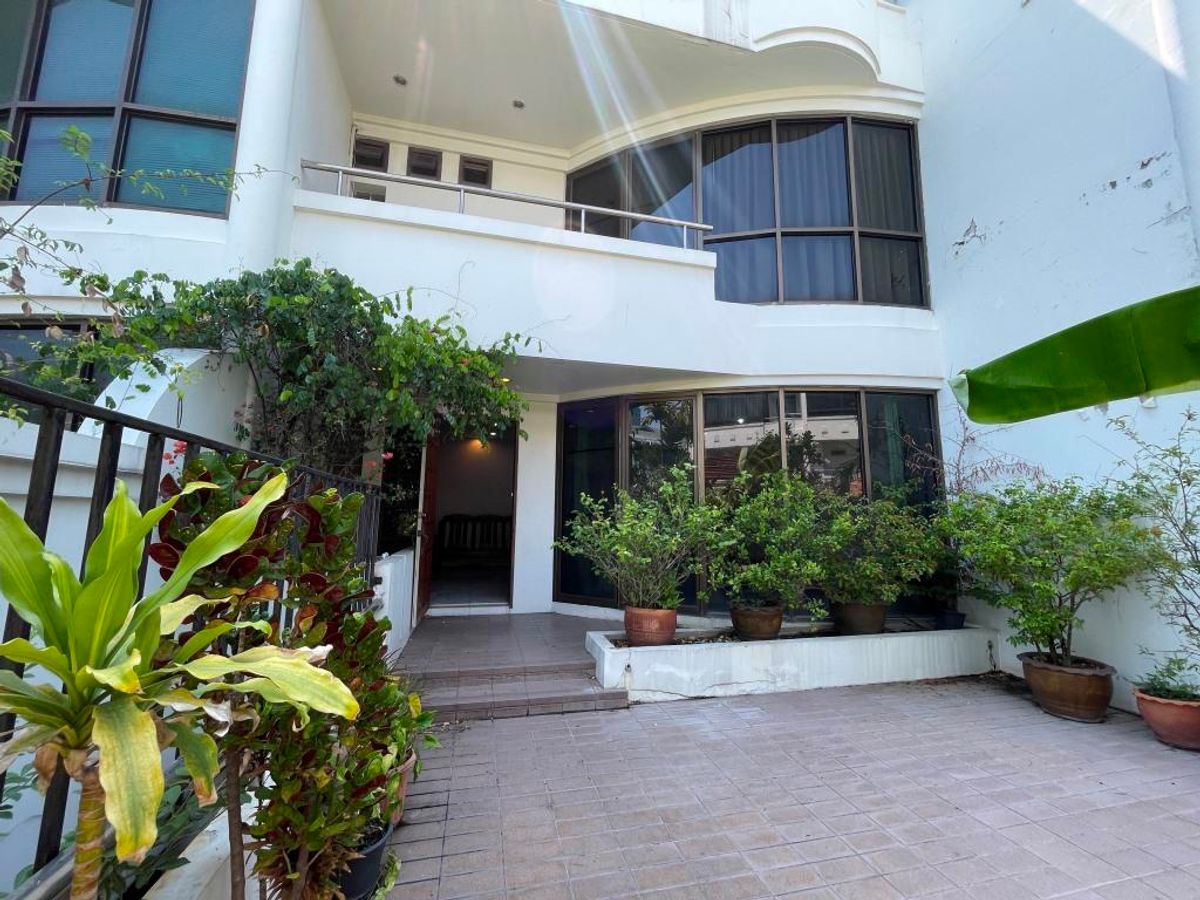 ขายทาวน์โฮมพระราม 3 สาธุประดิษฐ์ : ขาย ทาวน์โฮม หมู่บ้าน Garden house – ติดถนนนนทรี(ระหว่างซอย 26 – 28) – เนื้อที่ดิน 32 ตารางวา  พื้นที่ใช้สอยประมาณ 300-400 ตารางเมตร 4 ชั้น ขนาดประมาณ หน้ากว้าง 6.4 เมตร ลึก 20 เมตร 3 ห้องนอน 1ห้องทำงาน