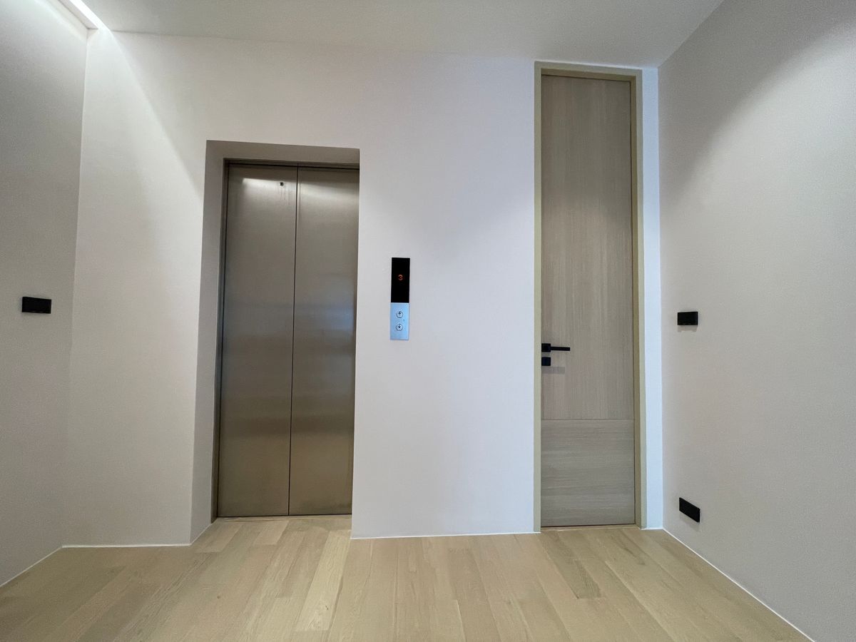 ขายบ้านอารีย์ อนุสาวรีย์ : ขายบ้านเดี่ยวหรูระดับSuper Luxury ใจกลางอารีย์ Vi Ari (วี อารีย์) ขนาด 3.5 ชั้น  มาพร้อมสระว่ายน้ำส่วนตัวและยิมในบ้าน โดดเด่นของดีไซน์ Double Volume ที่ให้ความรู้สึกโอ่โถง และความครบครันของ Facility ส่วนตัวสะดวกสบาย พร้อมระบบ Smart Home และความปลอดภัยสูง