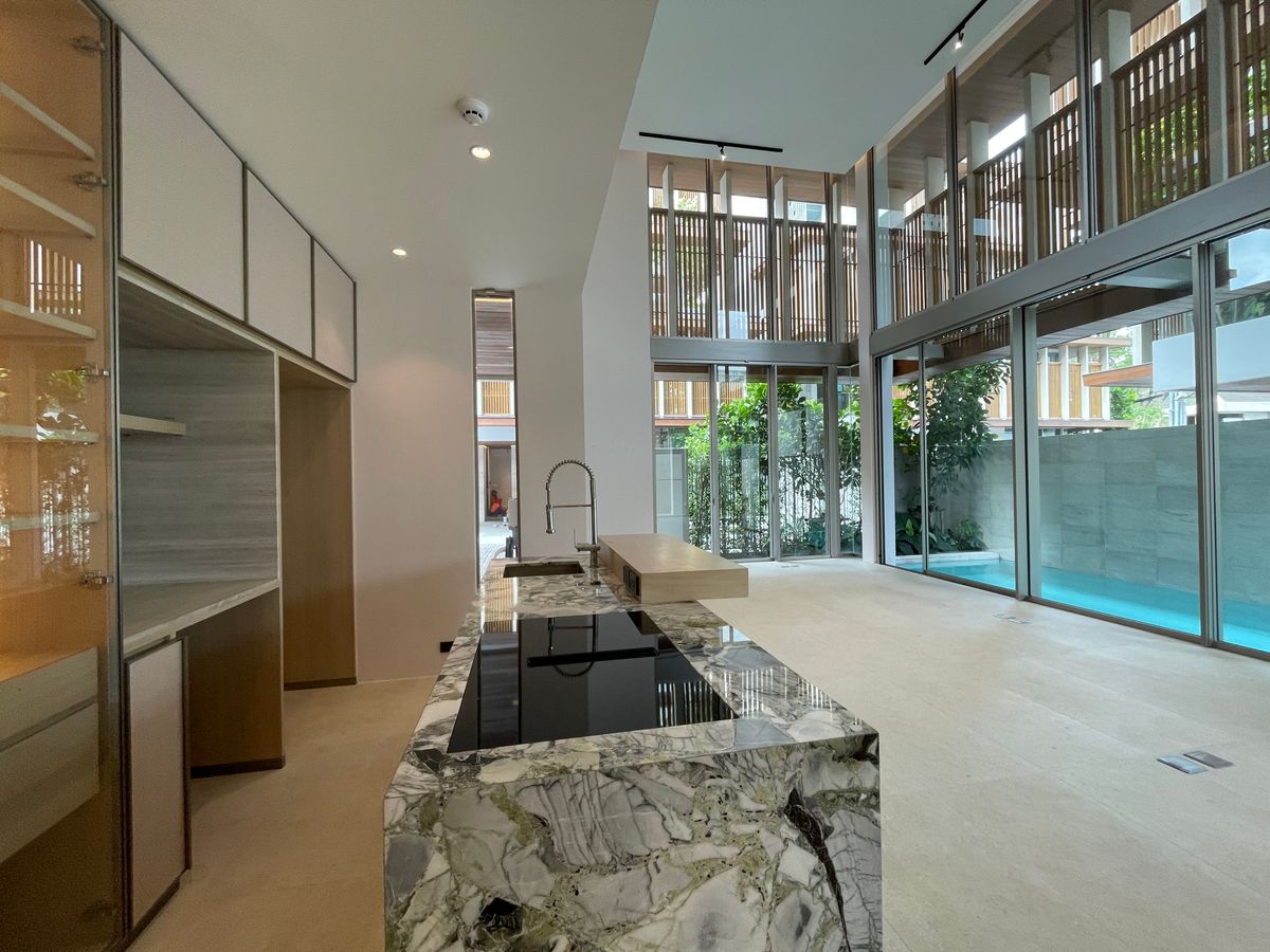 ขายบ้านอารีย์ อนุสาวรีย์ : ขายบ้านเดี่ยวหรูระดับSuper Luxury ใจกลางอารีย์ Vi Ari (วี อารีย์) ขนาด 3.5 ชั้น  มาพร้อมสระว่ายน้ำส่วนตัวและยิมในบ้าน โดดเด่นของดีไซน์ Double Volume ที่ให้ความรู้สึกโอ่โถง และความครบครันของ Facility ส่วนตัวสะดวกสบาย พร้อมระบบ Smart Home และความปลอดภัยสูง