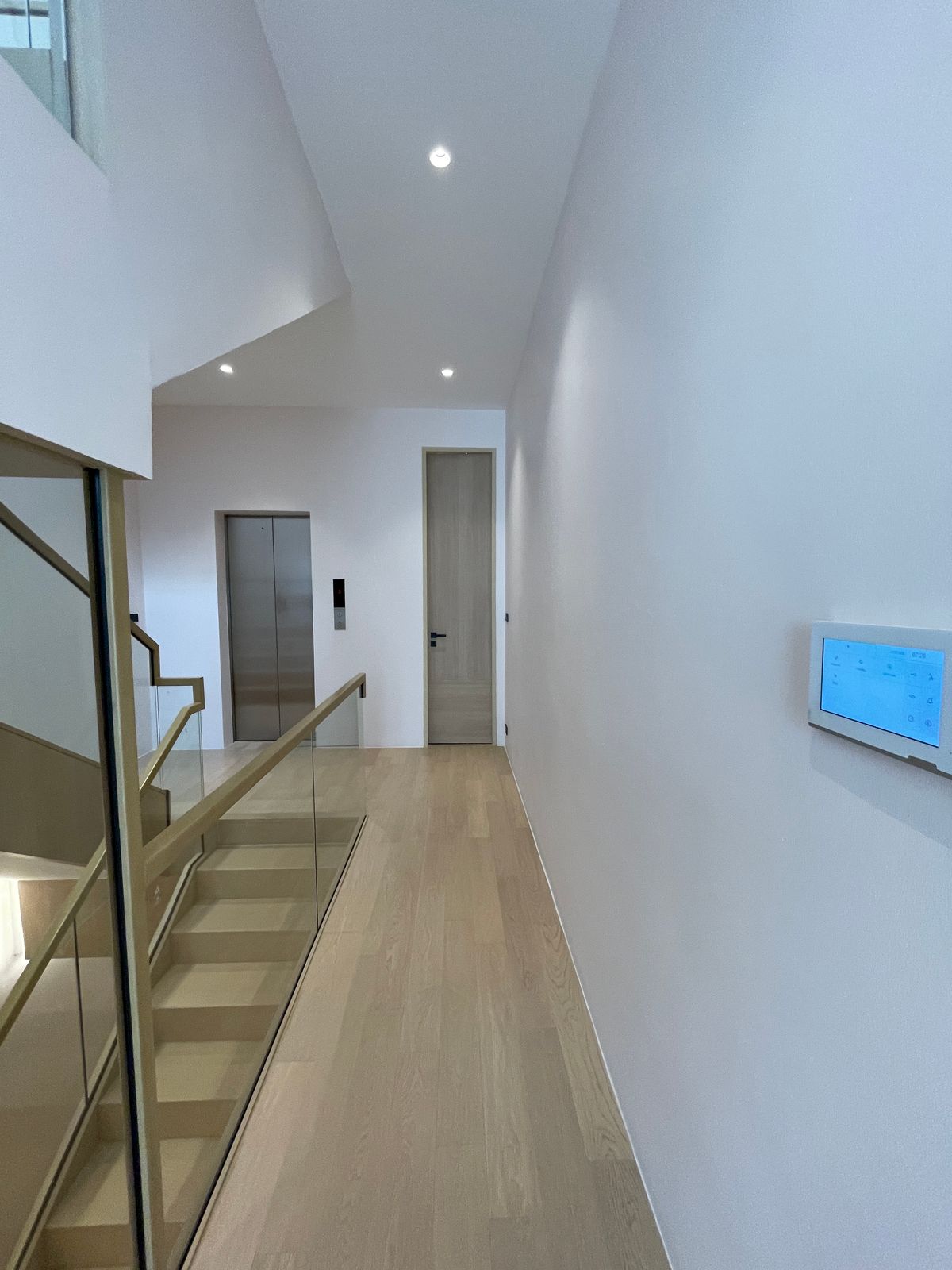 ขายบ้านอารีย์ อนุสาวรีย์ : ขายบ้านเดี่ยวหรูระดับSuper Luxury ใจกลางอารีย์ Vi Ari (วี อารีย์) ขนาด 3.5 ชั้น  มาพร้อมสระว่ายน้ำส่วนตัวและยิมในบ้าน โดดเด่นของดีไซน์ Double Volume ที่ให้ความรู้สึกโอ่โถง และความครบครันของ Facility ส่วนตัวสะดวกสบาย พร้อมระบบ Smart Home และความปลอดภัยสูง