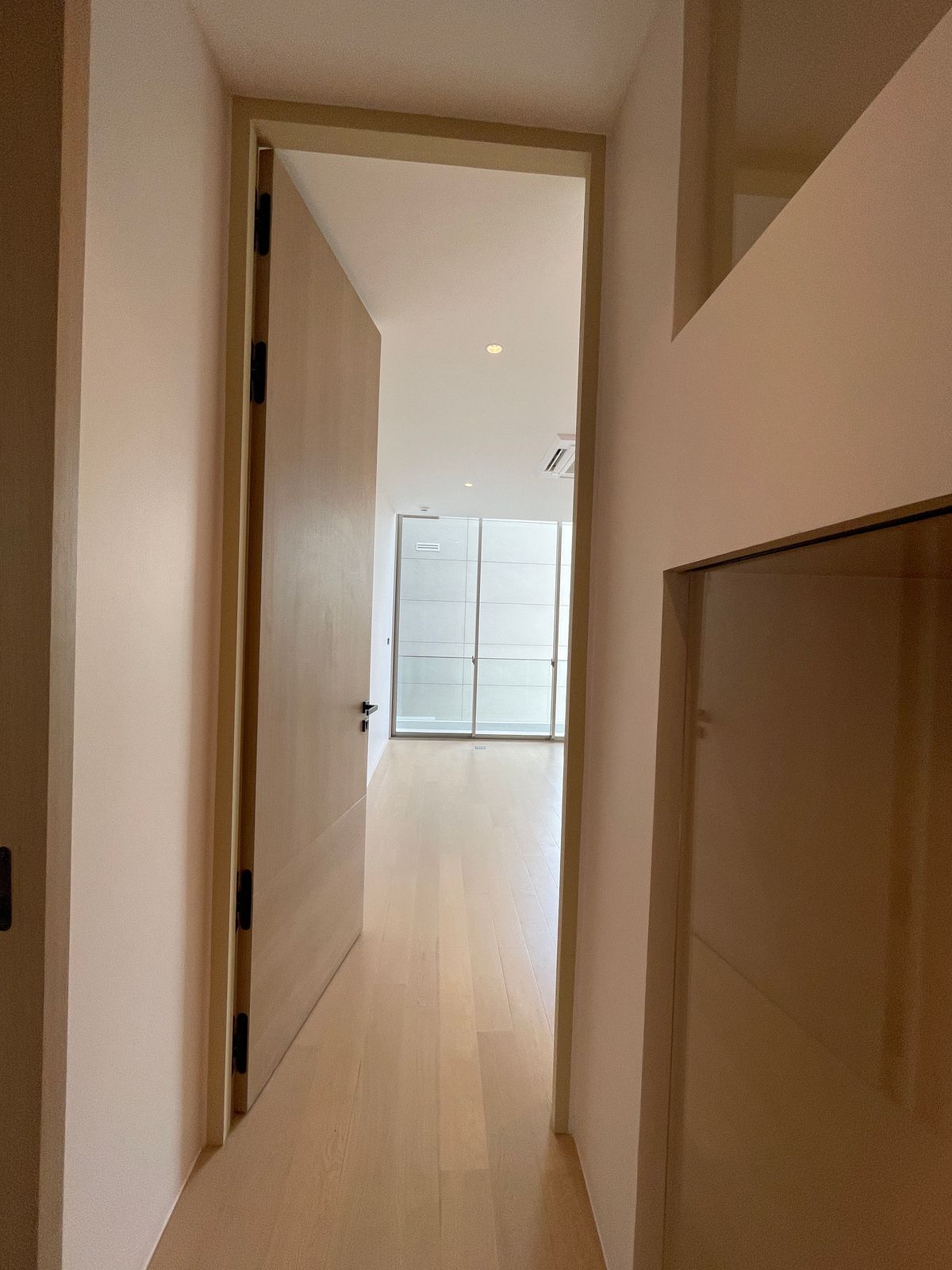 ขายบ้านอารีย์ อนุสาวรีย์ : ขายบ้านเดี่ยวหรูระดับSuper Luxury ใจกลางอารีย์ Vi Ari (วี อารีย์) ขนาด 3.5 ชั้น  มาพร้อมสระว่ายน้ำส่วนตัวและยิมในบ้าน โดดเด่นของดีไซน์ Double Volume ที่ให้ความรู้สึกโอ่โถง และความครบครันของ Facility ส่วนตัวสะดวกสบาย พร้อมระบบ Smart Home และความปลอดภัยสูง