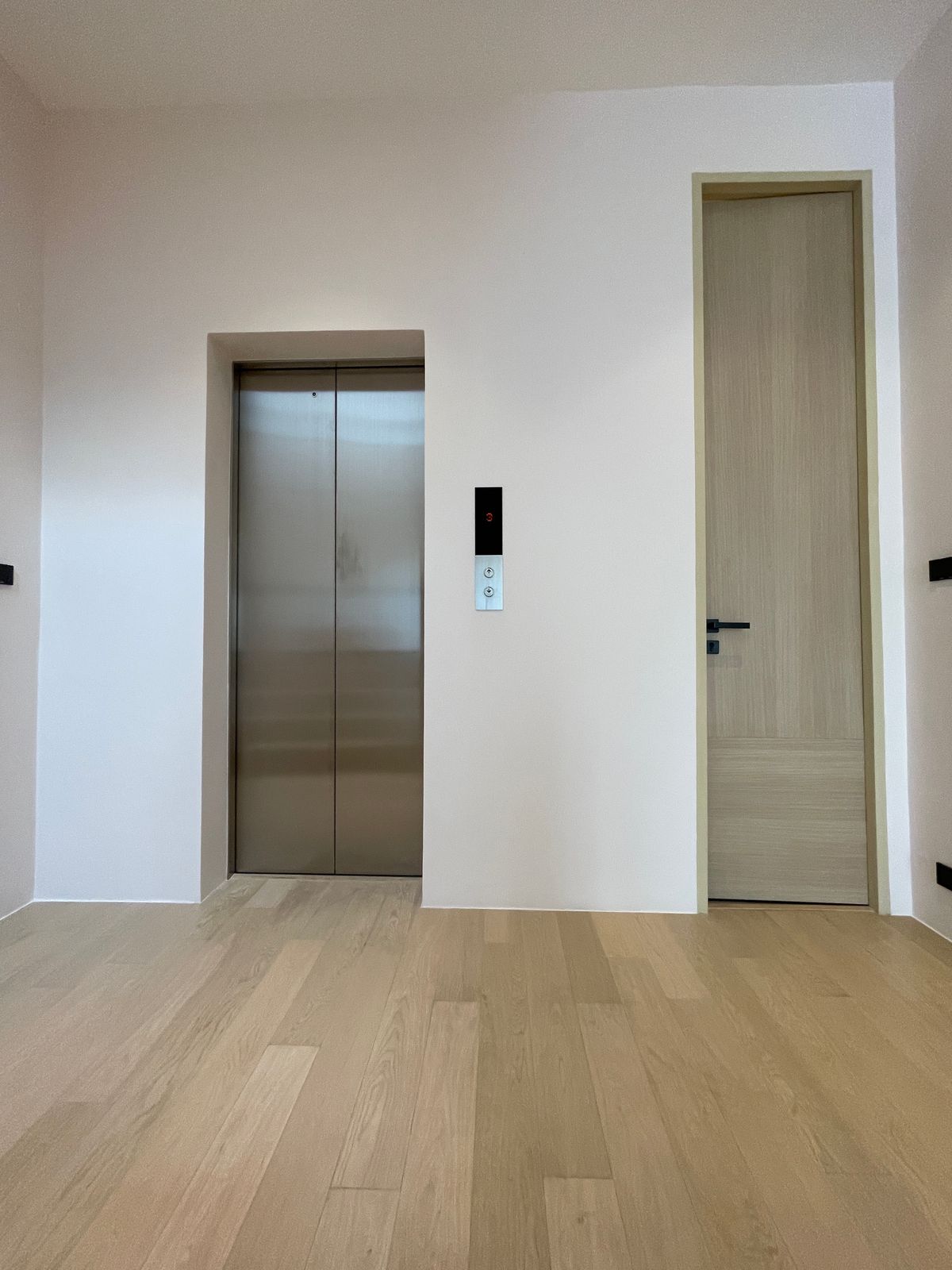 ขายบ้านอารีย์ อนุสาวรีย์ : ขายบ้านเดี่ยวหรูระดับSuper Luxury ใจกลางอารีย์ Vi Ari (วี อารีย์) ขนาด 3.5 ชั้น  มาพร้อมสระว่ายน้ำส่วนตัวและยิมในบ้าน โดดเด่นของดีไซน์ Double Volume ที่ให้ความรู้สึกโอ่โถง และความครบครันของ Facility ส่วนตัวสะดวกสบาย พร้อมระบบ Smart Home และความปลอดภัยสูง