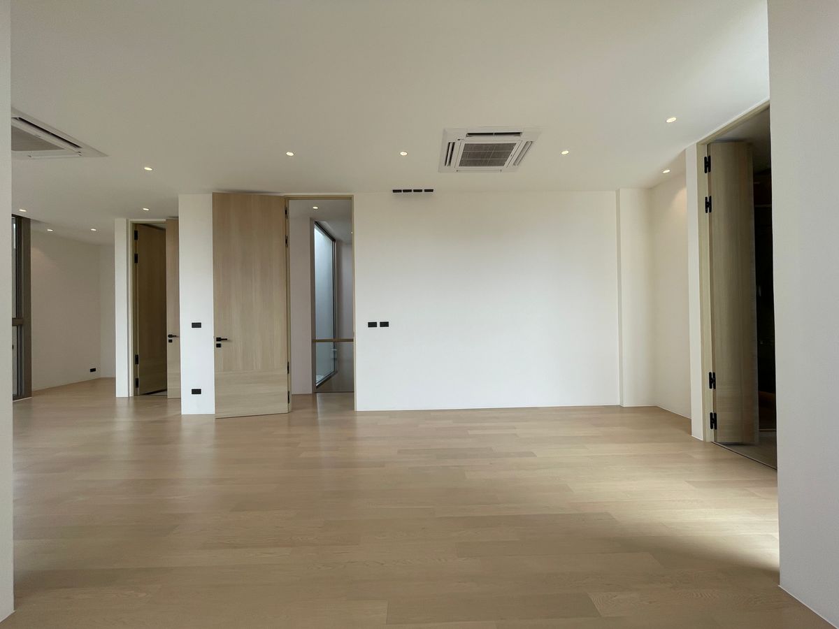 ขายบ้านอารีย์ อนุสาวรีย์ : ขายบ้านเดี่ยวหรูระดับSuper Luxury ใจกลางอารีย์ Vi Ari (วี อารีย์) ขนาด 3.5 ชั้น  มาพร้อมสระว่ายน้ำส่วนตัวและยิมในบ้าน โดดเด่นของดีไซน์ Double Volume ที่ให้ความรู้สึกโอ่โถง และความครบครันของ Facility ส่วนตัวสะดวกสบาย พร้อมระบบ Smart Home และความปลอดภัยสูง