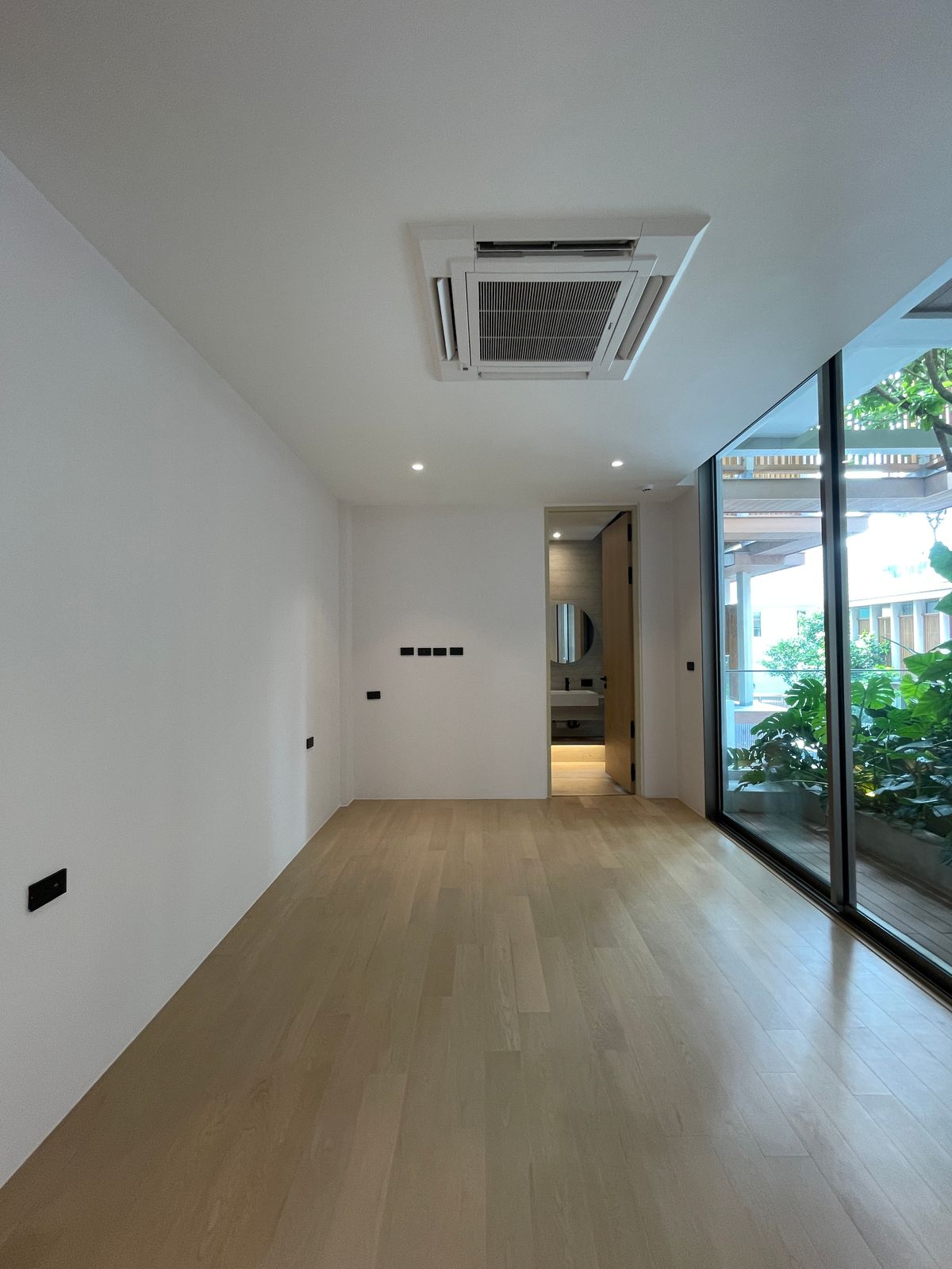 ขายบ้านอารีย์ อนุสาวรีย์ : ขายบ้านเดี่ยวหรูระดับSuper Luxury ใจกลางอารีย์ Vi Ari (วี อารีย์) ขนาด 3.5 ชั้น  มาพร้อมสระว่ายน้ำส่วนตัวและยิมในบ้าน โดดเด่นของดีไซน์ Double Volume ที่ให้ความรู้สึกโอ่โถง และความครบครันของ Facility ส่วนตัวสะดวกสบาย พร้อมระบบ Smart Home และความปลอดภัยสูง