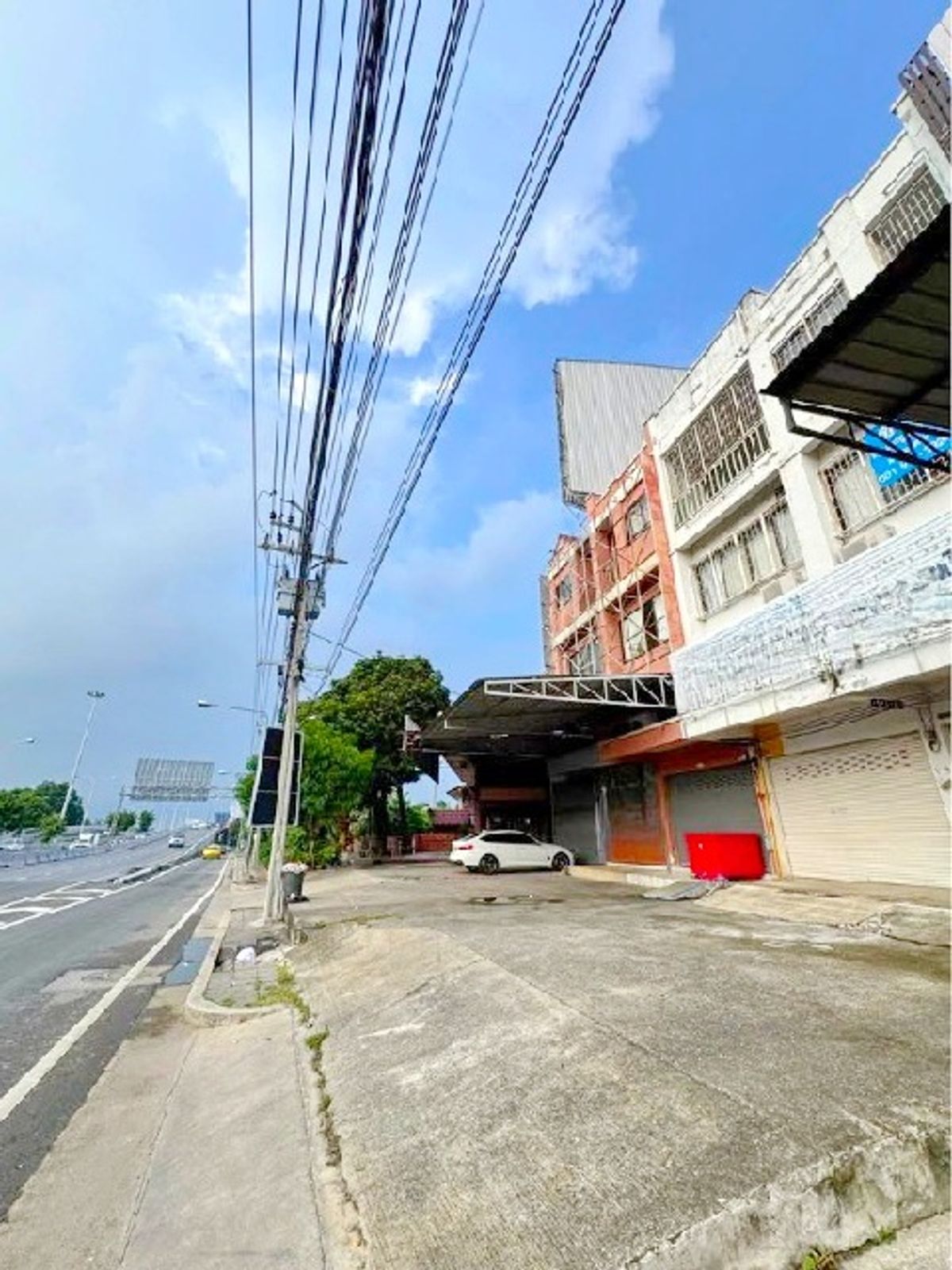 ให้เช่าอาคารพาณิชย์รัตนาธิเบศร์ สนามบินน้ำ พระนั่งเกล้า : ราชพฤกษ์ MRT บางรักน้อยท่าอิฐ 2.5 กม.ให้เช่าอาคาร 3.5 ชั้น 1 คูหา 20 ตร.วา.256 ตร.ม.ติดถนนใหญ่ 4 นอน 3 น้ำ รร.นานาชาติ ร่วมฤดี 1.6 กม.