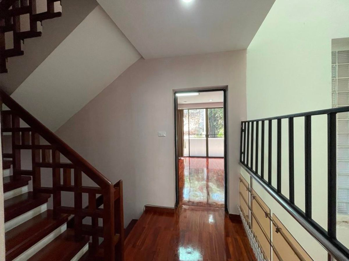 ขายทาวน์โฮมพระราม 3 สาธุประดิษฐ์ : ขาย ทาวน์โฮม หมู่บ้าน Garden house – ติดถนนนนทรี(ระหว่างซอย 26 – 28) – เนื้อที่ดิน 32 ตารางวา  พื้นที่ใช้สอยประมาณ 300-400 ตารางเมตร 4 ชั้น ขนาดประมาณ หน้ากว้าง 6.4 เมตร ลึก 20 เมตร 3 ห้องนอน 1ห้องทำงาน