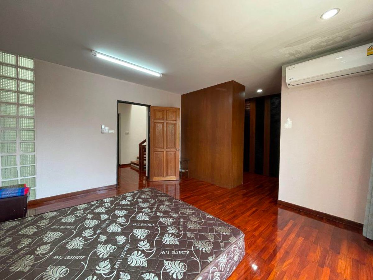 ขายทาวน์โฮมพระราม 3 สาธุประดิษฐ์ : ขาย ทาวน์โฮม หมู่บ้าน Garden house – ติดถนนนนทรี(ระหว่างซอย 26 – 28) – เนื้อที่ดิน 32 ตารางวา  พื้นที่ใช้สอยประมาณ 300-400 ตารางเมตร 4 ชั้น ขนาดประมาณ หน้ากว้าง 6.4 เมตร ลึก 20 เมตร 3 ห้องนอน 1ห้องทำงาน