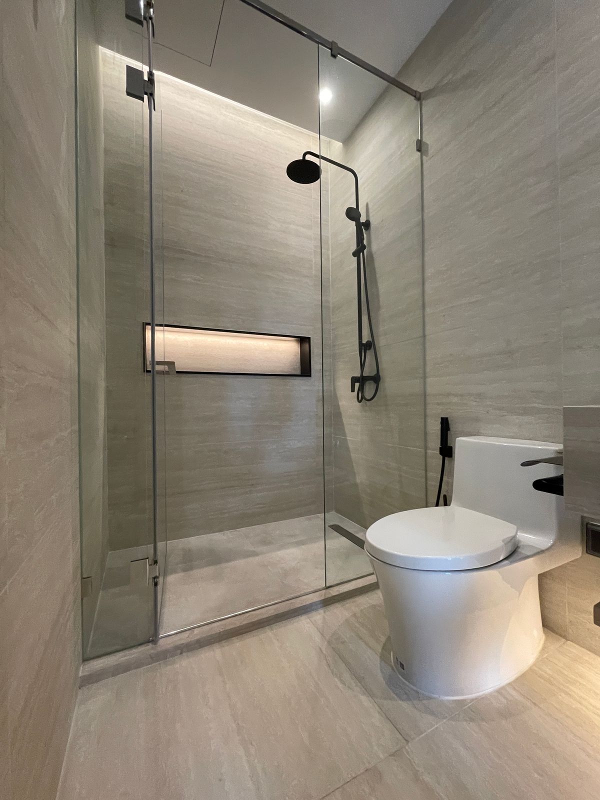 ขายบ้านอารีย์ อนุสาวรีย์ : ขายบ้านเดี่ยวหรูระดับSuper Luxury ใจกลางอารีย์ Vi Ari (วี อารีย์) ขนาด 3.5 ชั้น  มาพร้อมสระว่ายน้ำส่วนตัวและยิมในบ้าน โดดเด่นของดีไซน์ Double Volume ที่ให้ความรู้สึกโอ่โถง และความครบครันของ Facility ส่วนตัวสะดวกสบาย พร้อมระบบ Smart Home และความปลอดภัยสูง