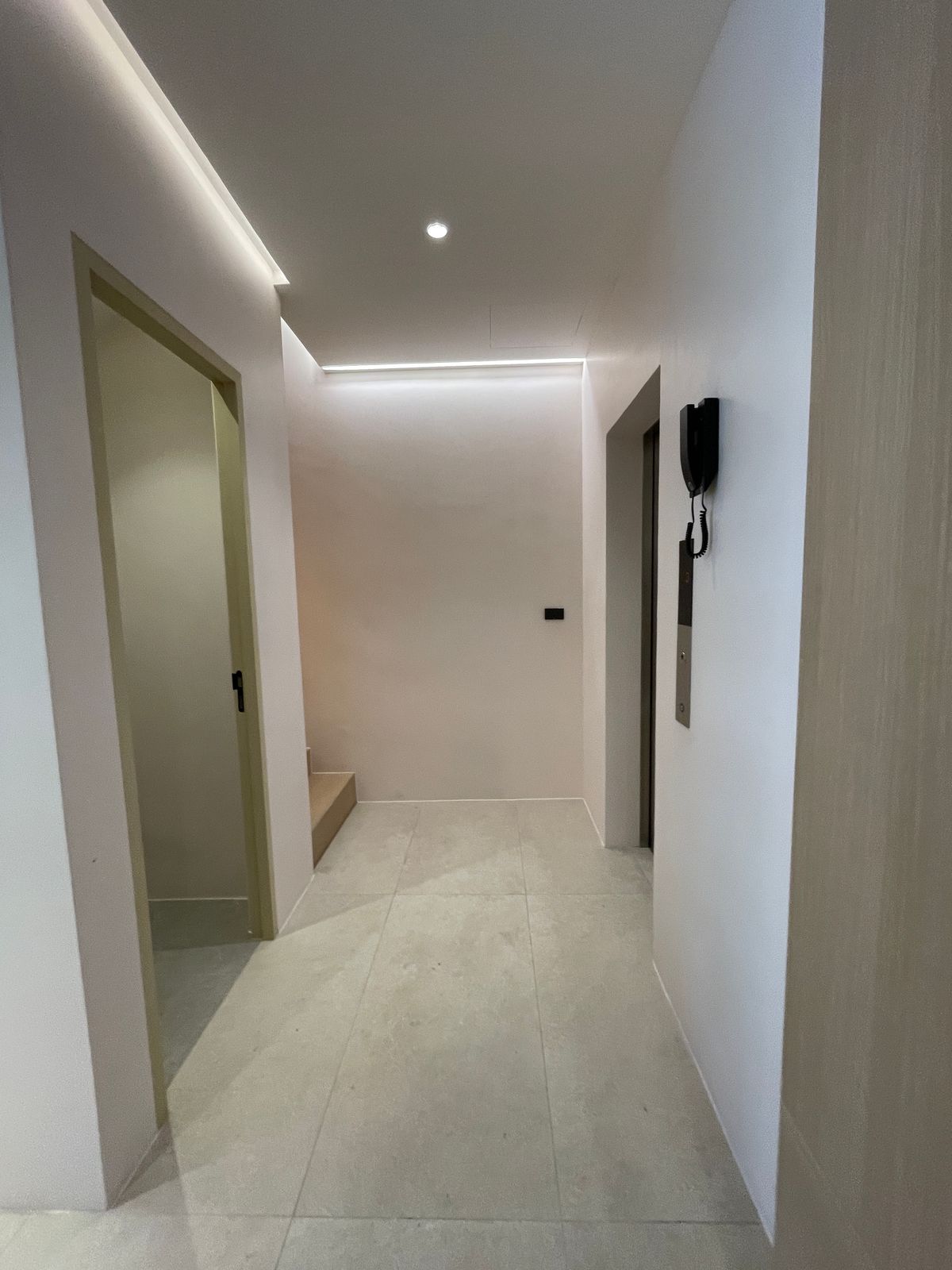 ขายบ้านอารีย์ อนุสาวรีย์ : ขายบ้านเดี่ยวหรูระดับSuper Luxury ใจกลางอารีย์ Vi Ari (วี อารีย์) ขนาด 3.5 ชั้น  มาพร้อมสระว่ายน้ำส่วนตัวและยิมในบ้าน โดดเด่นของดีไซน์ Double Volume ที่ให้ความรู้สึกโอ่โถง และความครบครันของ Facility ส่วนตัวสะดวกสบาย พร้อมระบบ Smart Home และความปลอดภัยสูง