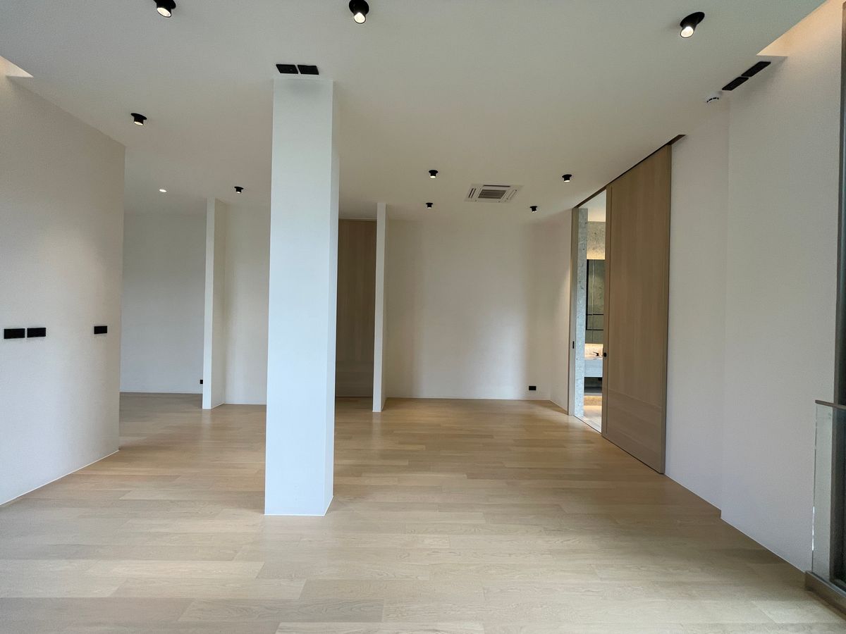 ขายบ้านอารีย์ อนุสาวรีย์ : ขายบ้านเดี่ยวหรูระดับSuper Luxury ใจกลางอารีย์ Vi Ari (วี อารีย์) ขนาด 3.5 ชั้น  มาพร้อมสระว่ายน้ำส่วนตัวและยิมในบ้าน โดดเด่นของดีไซน์ Double Volume ที่ให้ความรู้สึกโอ่โถง และความครบครันของ Facility ส่วนตัวสะดวกสบาย พร้อมระบบ Smart Home และความปลอดภัยสูง