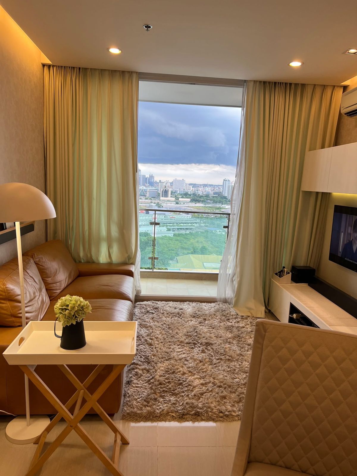 ขายคอนโดพระราม 9 เพชรบุรีตัดใหม่ RCA : ขาย TC Green Condo พระราม 9 ห้องมุมที่ดีที่สุดในตึก 59 ตร.ม. วิวสุดสวย หันหน้าออก ถนนพระราม 9 ในราคาดีที่สุด ได้ครบทั้งเครื่องใช้ไฟฟ้า และ Luxury เฟอร์นิเจอร์