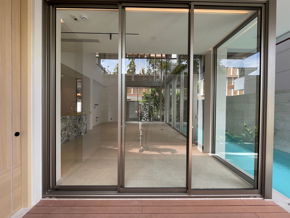 ขายบ้านอารีย์ อนุสาวรีย์ : ขายบ้านเดี่ยวหรูระดับSuper Luxury ใจกลางอารีย์ Vi Ari (วี อารีย์) ขนาด 3.5 ชั้น  มาพร้อมสระว่ายน้ำส่วนตัวและยิมในบ้าน โดดเด่นของดีไซน์ Double Volume ที่ให้ความรู้สึกโอ่โถง และความครบครันของ Facility ส่วนตัวสะดวกสบาย พร้อมระบบ Smart Home และความปลอดภัยสูง