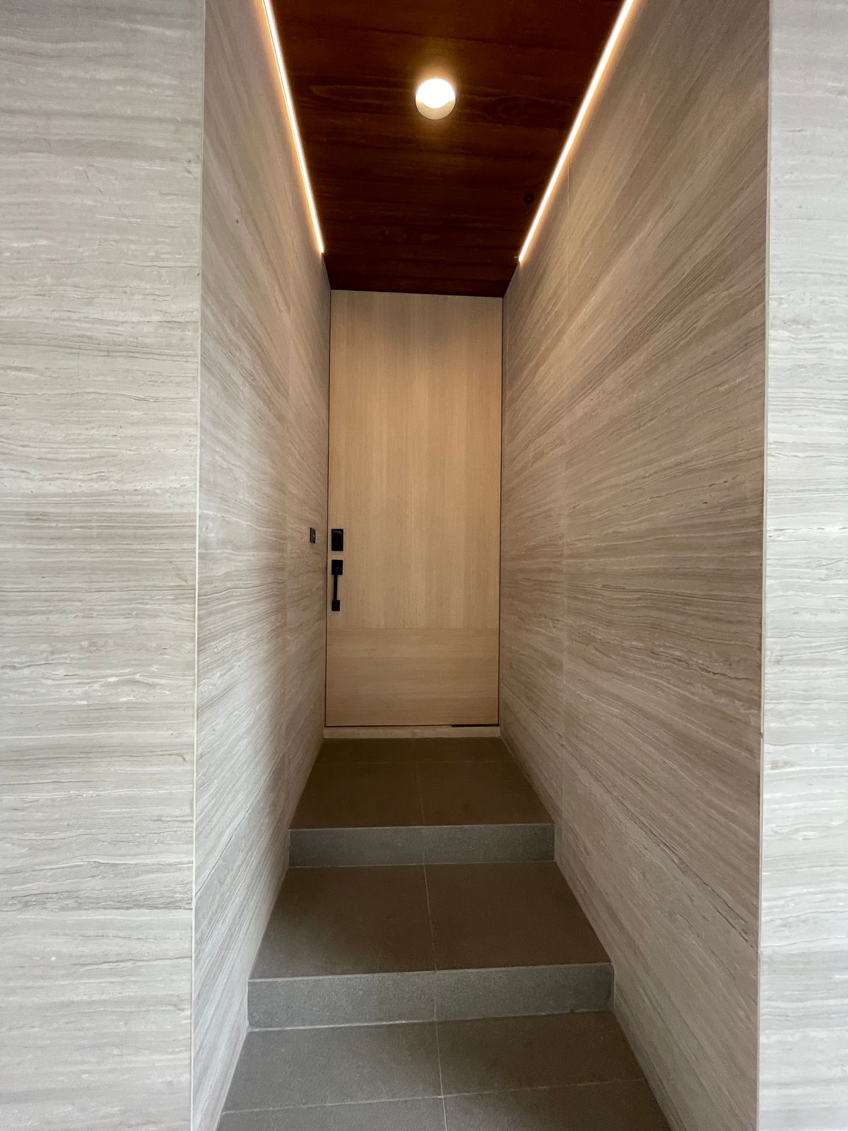 ขายบ้านอารีย์ อนุสาวรีย์ : ขายบ้านเดี่ยวหรูระดับSuper Luxury ใจกลางอารีย์ Vi Ari (วี อารีย์) ขนาด 3.5 ชั้น  มาพร้อมสระว่ายน้ำส่วนตัวและยิมในบ้าน โดดเด่นของดีไซน์ Double Volume ที่ให้ความรู้สึกโอ่โถง และความครบครันของ Facility ส่วนตัวสะดวกสบาย พร้อมระบบ Smart Home และความปลอดภัยสูง