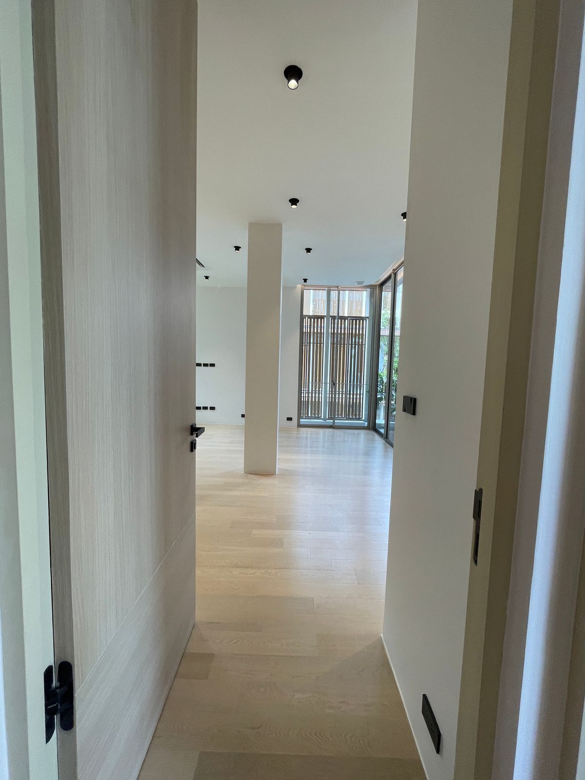 ขายบ้านอารีย์ อนุสาวรีย์ : ขายบ้านเดี่ยวหรูระดับSuper Luxury ใจกลางอารีย์ Vi Ari (วี อารีย์) ขนาด 3.5 ชั้น  มาพร้อมสระว่ายน้ำส่วนตัวและยิมในบ้าน โดดเด่นของดีไซน์ Double Volume ที่ให้ความรู้สึกโอ่โถง และความครบครันของ Facility ส่วนตัวสะดวกสบาย พร้อมระบบ Smart Home และความปลอดภัยสูง