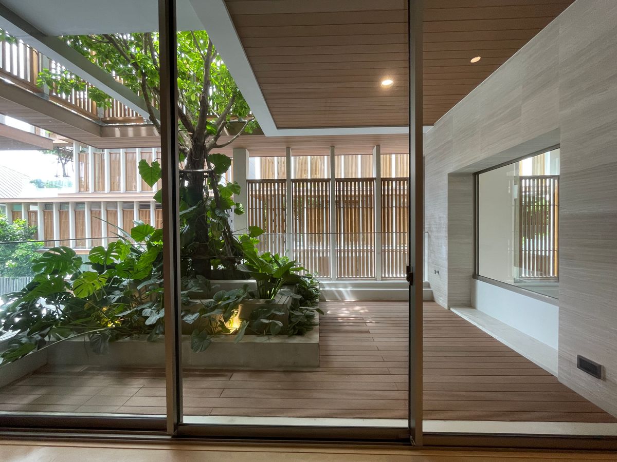 ขายบ้านอารีย์ อนุสาวรีย์ : ขายบ้านเดี่ยวหรูระดับSuper Luxury ใจกลางอารีย์ Vi Ari (วี อารีย์) ขนาด 3.5 ชั้น  มาพร้อมสระว่ายน้ำส่วนตัวและยิมในบ้าน โดดเด่นของดีไซน์ Double Volume ที่ให้ความรู้สึกโอ่โถง และความครบครันของ Facility ส่วนตัวสะดวกสบาย พร้อมระบบ Smart Home และความปลอดภัยสูง