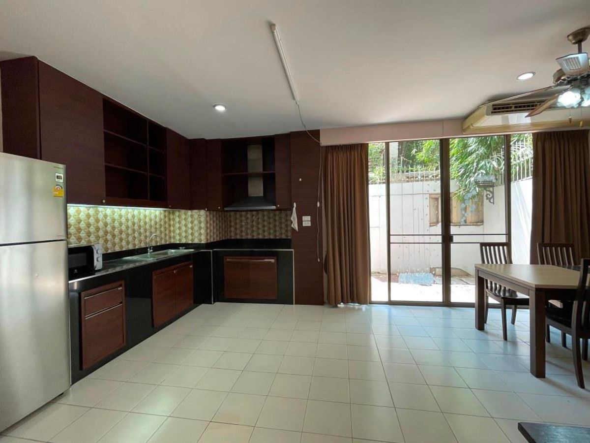 ขายทาวน์โฮมพระราม 3 สาธุประดิษฐ์ : ขาย ทาวน์โฮม หมู่บ้าน Garden house – ติดถนนนนทรี(ระหว่างซอย 26 – 28) – เนื้อที่ดิน 32 ตารางวา  พื้นที่ใช้สอยประมาณ 300-400 ตารางเมตร 4 ชั้น ขนาดประมาณ หน้ากว้าง 6.4 เมตร ลึก 20 เมตร 3 ห้องนอน 1ห้องทำงาน