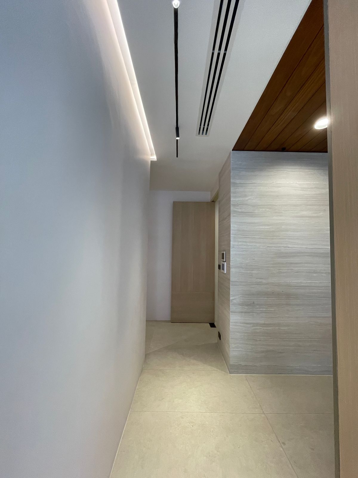 ขายบ้านอารีย์ อนุสาวรีย์ : ขายบ้านเดี่ยวหรูระดับSuper Luxury ใจกลางอารีย์ Vi Ari (วี อารีย์) ขนาด 3.5 ชั้น  มาพร้อมสระว่ายน้ำส่วนตัวและยิมในบ้าน โดดเด่นของดีไซน์ Double Volume ที่ให้ความรู้สึกโอ่โถง และความครบครันของ Facility ส่วนตัวสะดวกสบาย พร้อมระบบ Smart Home และความปลอดภัยสูง