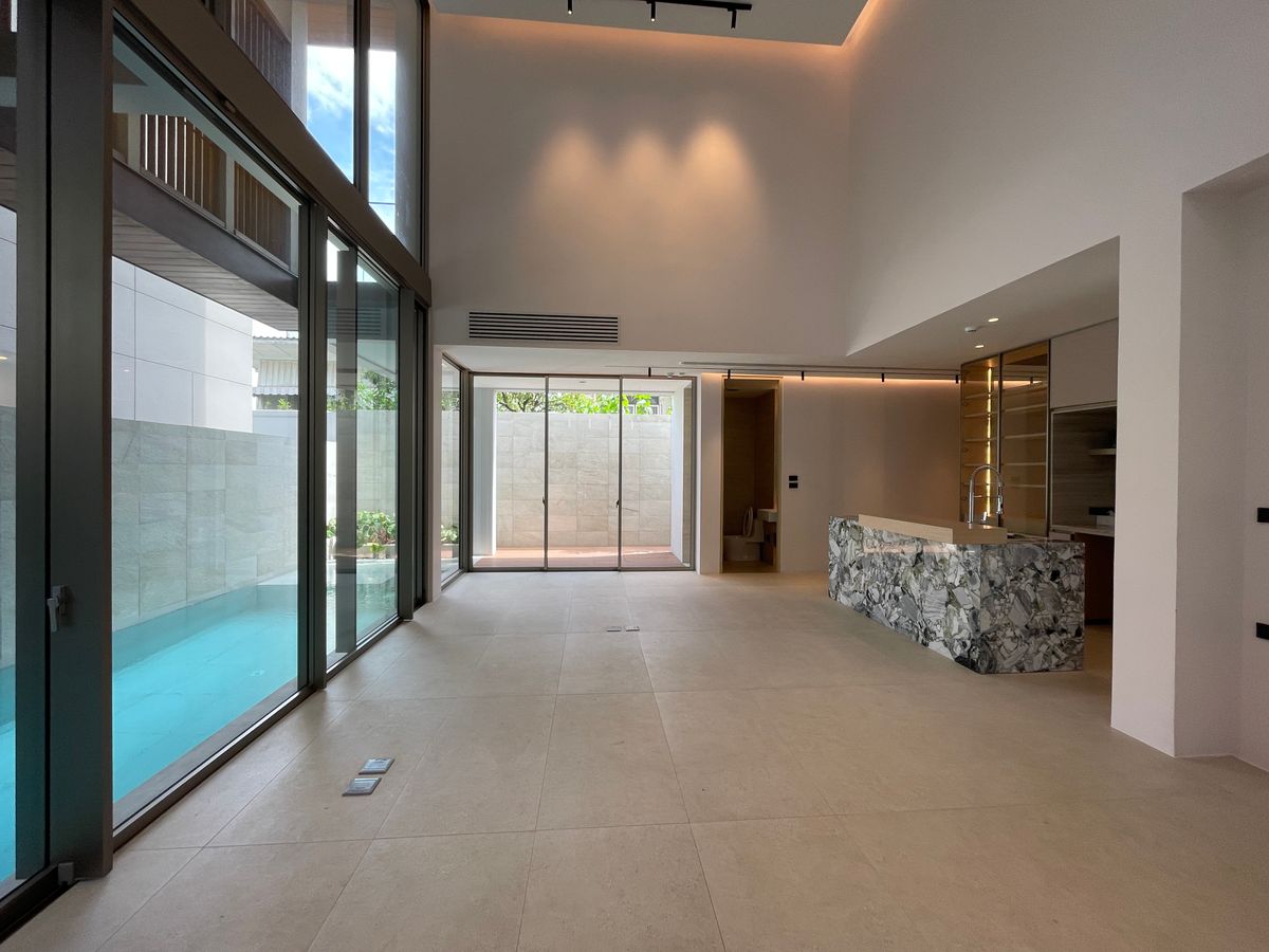 ขายบ้านอารีย์ อนุสาวรีย์ : ขายบ้านเดี่ยวหรูระดับSuper Luxury ใจกลางอารีย์ Vi Ari (วี อารีย์) ขนาด 3.5 ชั้น  มาพร้อมสระว่ายน้ำส่วนตัวและยิมในบ้าน โดดเด่นของดีไซน์ Double Volume ที่ให้ความรู้สึกโอ่โถง และความครบครันของ Facility ส่วนตัวสะดวกสบาย พร้อมระบบ Smart Home และความปลอดภัยสูง