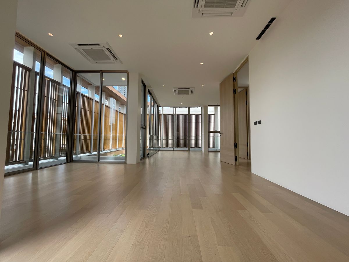 ขายบ้านอารีย์ อนุสาวรีย์ : ขายบ้านเดี่ยวหรูระดับSuper Luxury ใจกลางอารีย์ Vi Ari (วี อารีย์) ขนาด 3.5 ชั้น  มาพร้อมสระว่ายน้ำส่วนตัวและยิมในบ้าน โดดเด่นของดีไซน์ Double Volume ที่ให้ความรู้สึกโอ่โถง และความครบครันของ Facility ส่วนตัวสะดวกสบาย พร้อมระบบ Smart Home และความปลอดภัยสูง