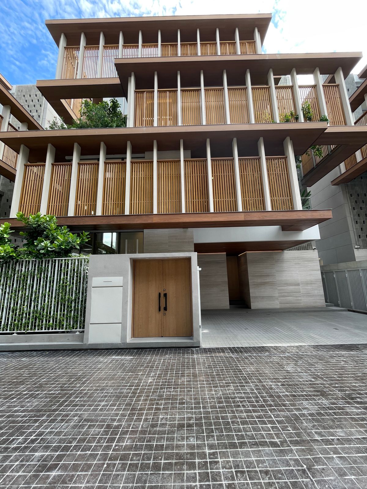 ขายบ้านอารีย์ อนุสาวรีย์ : ขายบ้านเดี่ยวหรูระดับSuper Luxury ใจกลางอารีย์ Vi Ari (วี อารีย์) ขนาด 3.5 ชั้น  มาพร้อมสระว่ายน้ำส่วนตัวและยิมในบ้าน โดดเด่นของดีไซน์ Double Volume ที่ให้ความรู้สึกโอ่โถง และความครบครันของ Facility ส่วนตัวสะดวกสบาย พร้อมระบบ Smart Home และความปลอดภัยสูง