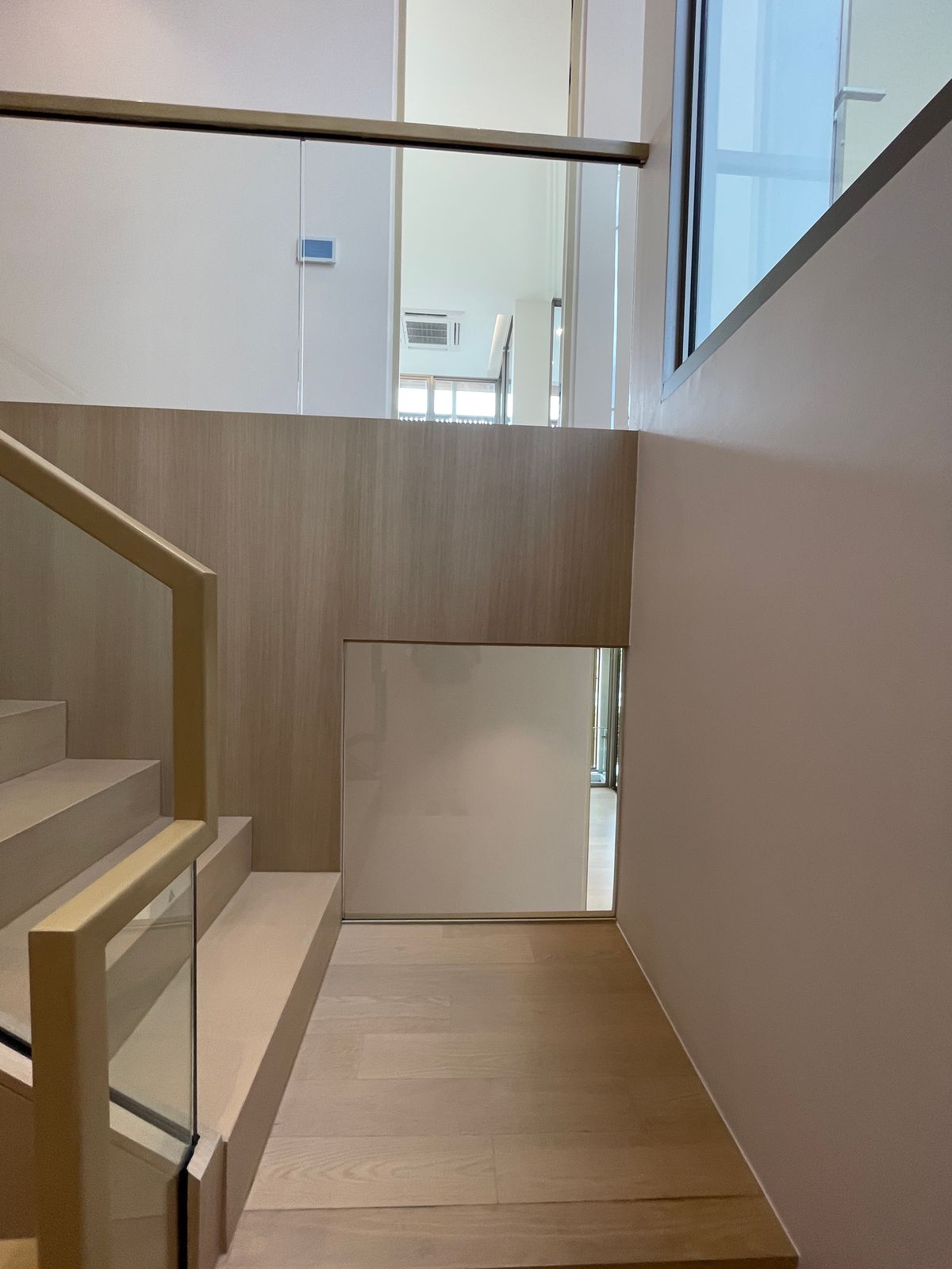 ขายบ้านอารีย์ อนุสาวรีย์ : ขายบ้านเดี่ยวหรูระดับSuper Luxury ใจกลางอารีย์ Vi Ari (วี อารีย์) ขนาด 3.5 ชั้น  มาพร้อมสระว่ายน้ำส่วนตัวและยิมในบ้าน โดดเด่นของดีไซน์ Double Volume ที่ให้ความรู้สึกโอ่โถง และความครบครันของ Facility ส่วนตัวสะดวกสบาย พร้อมระบบ Smart Home และความปลอดภัยสูง