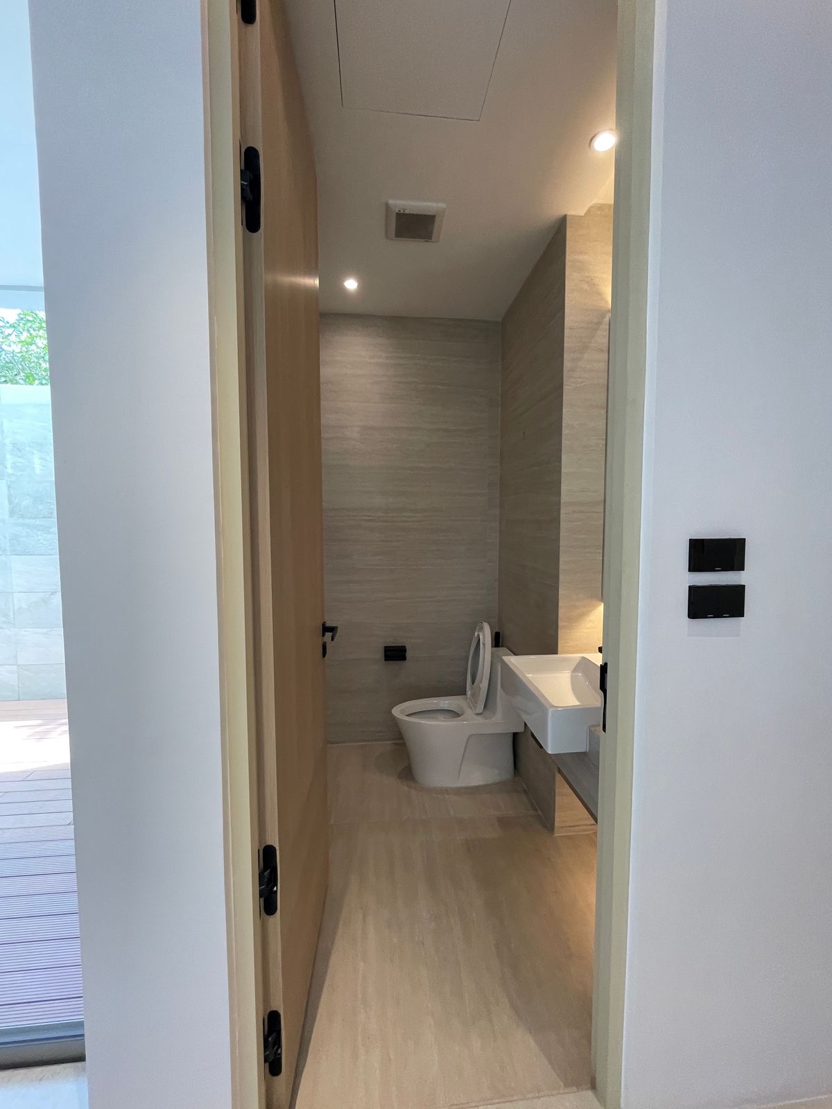 ขายบ้านอารีย์ อนุสาวรีย์ : ขายบ้านเดี่ยวหรูระดับSuper Luxury ใจกลางอารีย์ Vi Ari (วี อารีย์) ขนาด 3.5 ชั้น  มาพร้อมสระว่ายน้ำส่วนตัวและยิมในบ้าน โดดเด่นของดีไซน์ Double Volume ที่ให้ความรู้สึกโอ่โถง และความครบครันของ Facility ส่วนตัวสะดวกสบาย พร้อมระบบ Smart Home และความปลอดภัยสูง