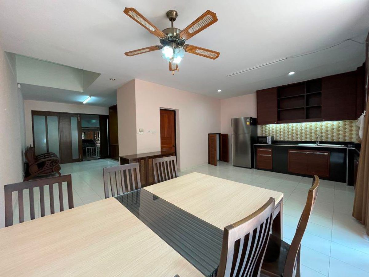 ขายทาวน์โฮมพระราม 3 สาธุประดิษฐ์ : ขาย ทาวน์โฮม หมู่บ้าน Garden house – ติดถนนนนทรี(ระหว่างซอย 26 – 28) – เนื้อที่ดิน 32 ตารางวา  พื้นที่ใช้สอยประมาณ 300-400 ตารางเมตร 4 ชั้น ขนาดประมาณ หน้ากว้าง 6.4 เมตร ลึก 20 เมตร 3 ห้องนอน 1ห้องทำงาน