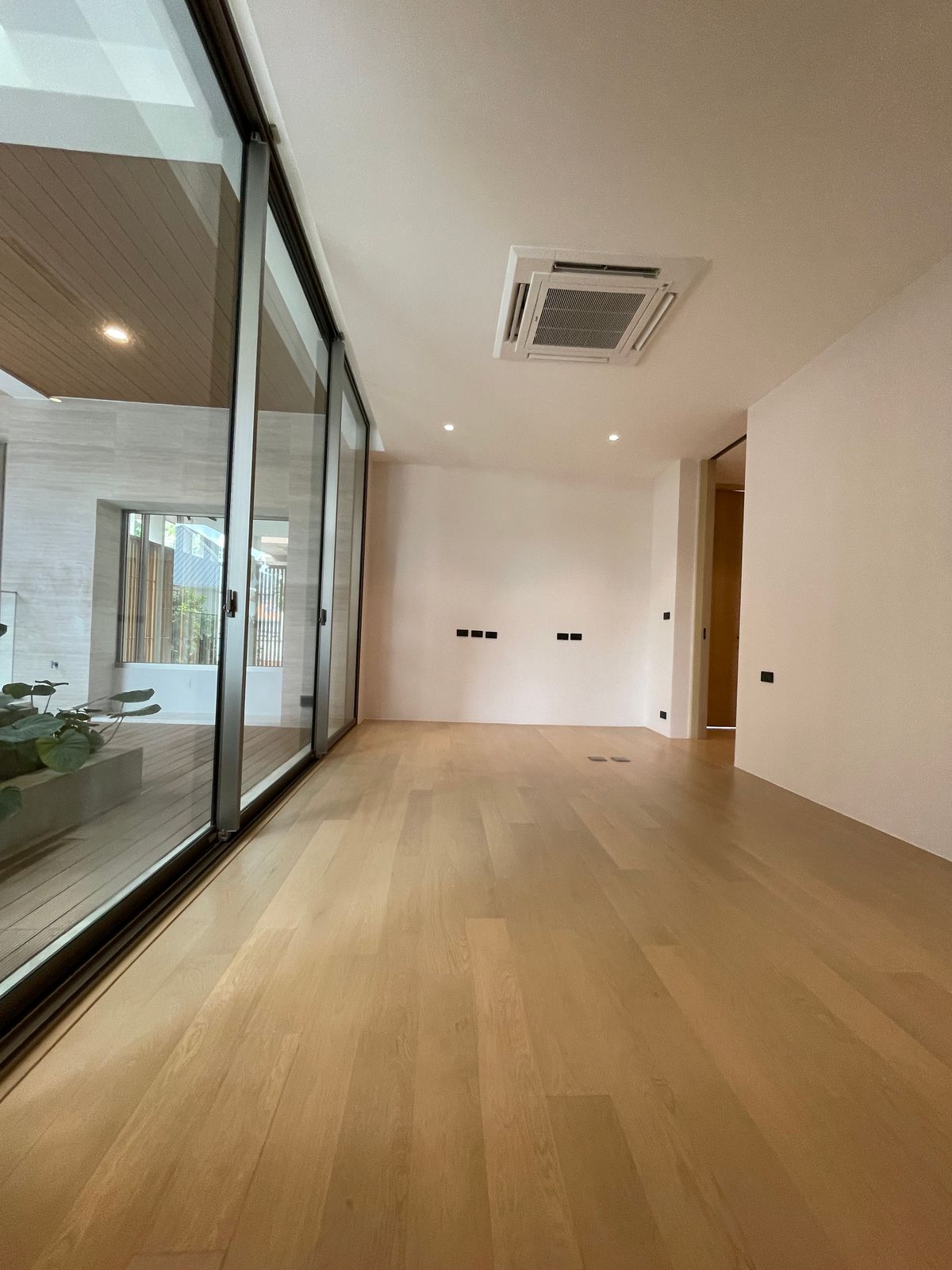 ขายบ้านอารีย์ อนุสาวรีย์ : ขายบ้านเดี่ยวหรูระดับSuper Luxury ใจกลางอารีย์ Vi Ari (วี อารีย์) ขนาด 3.5 ชั้น  มาพร้อมสระว่ายน้ำส่วนตัวและยิมในบ้าน โดดเด่นของดีไซน์ Double Volume ที่ให้ความรู้สึกโอ่โถง และความครบครันของ Facility ส่วนตัวสะดวกสบาย พร้อมระบบ Smart Home และความปลอดภัยสูง