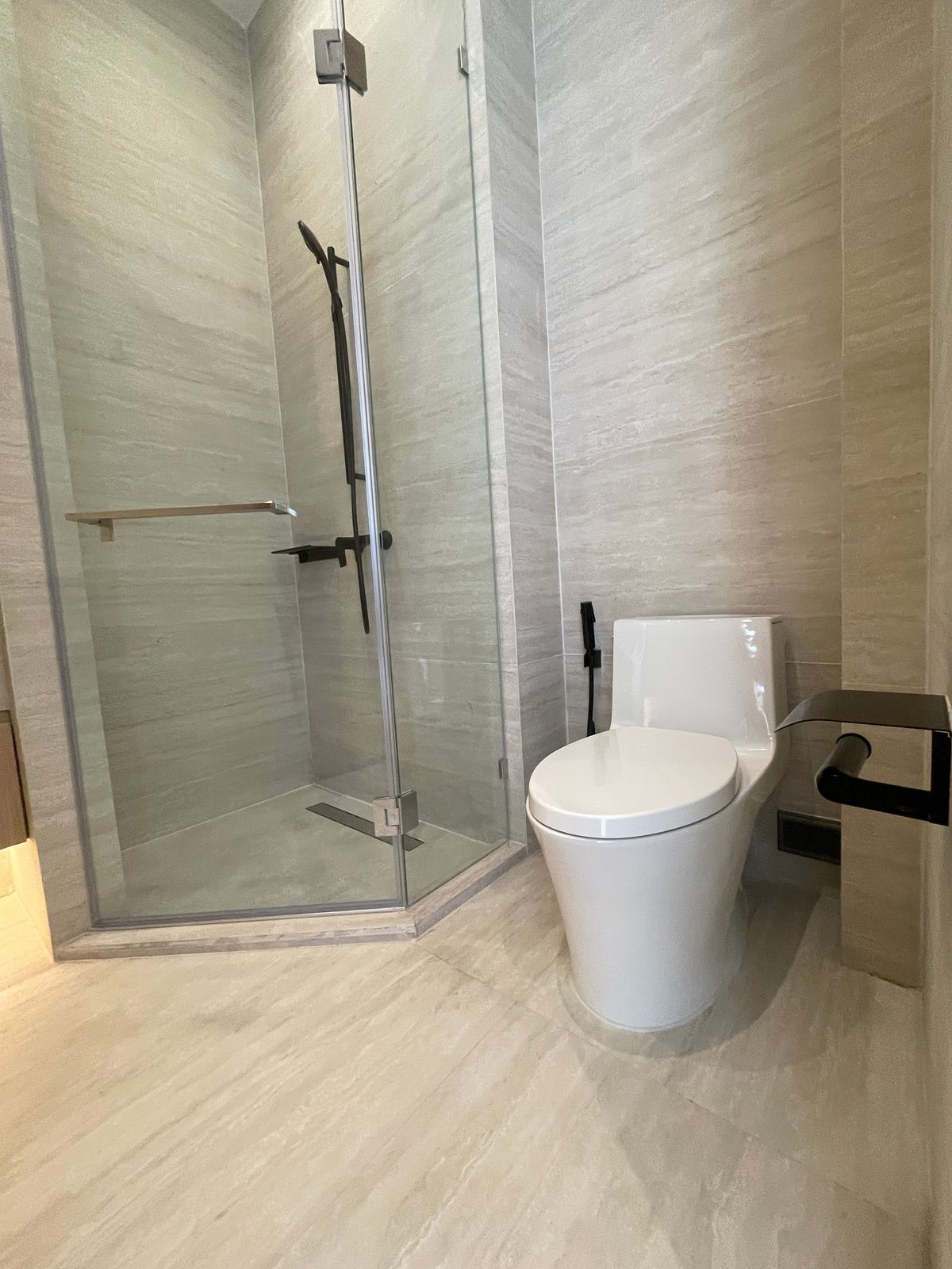 ขายบ้านอารีย์ อนุสาวรีย์ : ขายบ้านเดี่ยวหรูระดับSuper Luxury ใจกลางอารีย์ Vi Ari (วี อารีย์) ขนาด 3.5 ชั้น  มาพร้อมสระว่ายน้ำส่วนตัวและยิมในบ้าน โดดเด่นของดีไซน์ Double Volume ที่ให้ความรู้สึกโอ่โถง และความครบครันของ Facility ส่วนตัวสะดวกสบาย พร้อมระบบ Smart Home และความปลอดภัยสูง