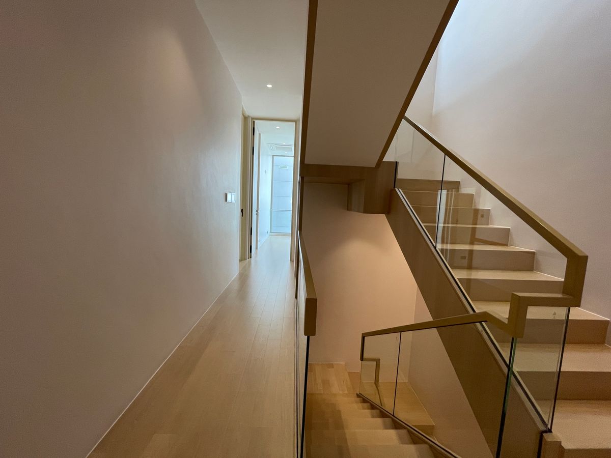 ขายบ้านอารีย์ อนุสาวรีย์ : ขายบ้านเดี่ยวหรูระดับSuper Luxury ใจกลางอารีย์ Vi Ari (วี อารีย์) ขนาด 3.5 ชั้น  มาพร้อมสระว่ายน้ำส่วนตัวและยิมในบ้าน โดดเด่นของดีไซน์ Double Volume ที่ให้ความรู้สึกโอ่โถง และความครบครันของ Facility ส่วนตัวสะดวกสบาย พร้อมระบบ Smart Home และความปลอดภัยสูง