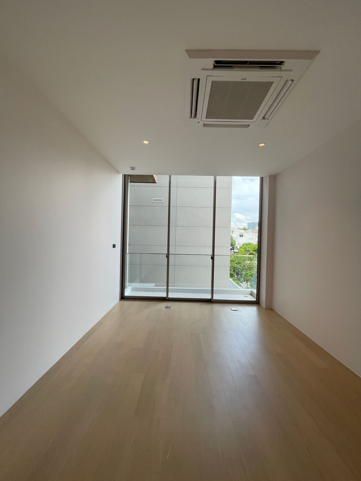 ขายบ้านอารีย์ อนุสาวรีย์ : ขายบ้านเดี่ยวหรูระดับSuper Luxury ใจกลางอารีย์ Vi Ari (วี อารีย์) ขนาด 3.5 ชั้น  มาพร้อมสระว่ายน้ำส่วนตัวและยิมในบ้าน โดดเด่นของดีไซน์ Double Volume ที่ให้ความรู้สึกโอ่โถง และความครบครันของ Facility ส่วนตัวสะดวกสบาย พร้อมระบบ Smart Home และความปลอดภัยสูง