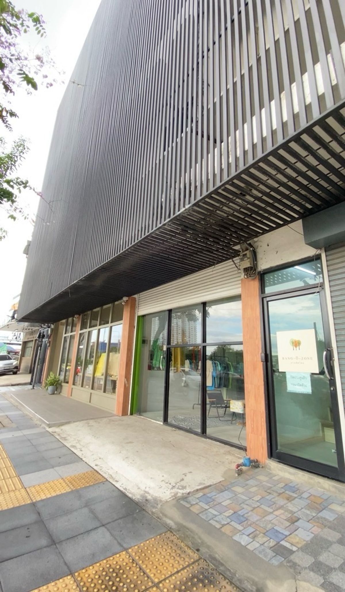 ให้เช่าร้านค้า/ตลาดนัดปิ่นเกล้า จรัญสนิทวงศ์ : ให้เช่า ร้านค้าชั้นเดียว ติดถนนจรัญสนิทวงศ์ ปากซอยจรัญสนิทวงศ์ 92  ทำเลดี ใกล้โรงพยาบาลยันฮี