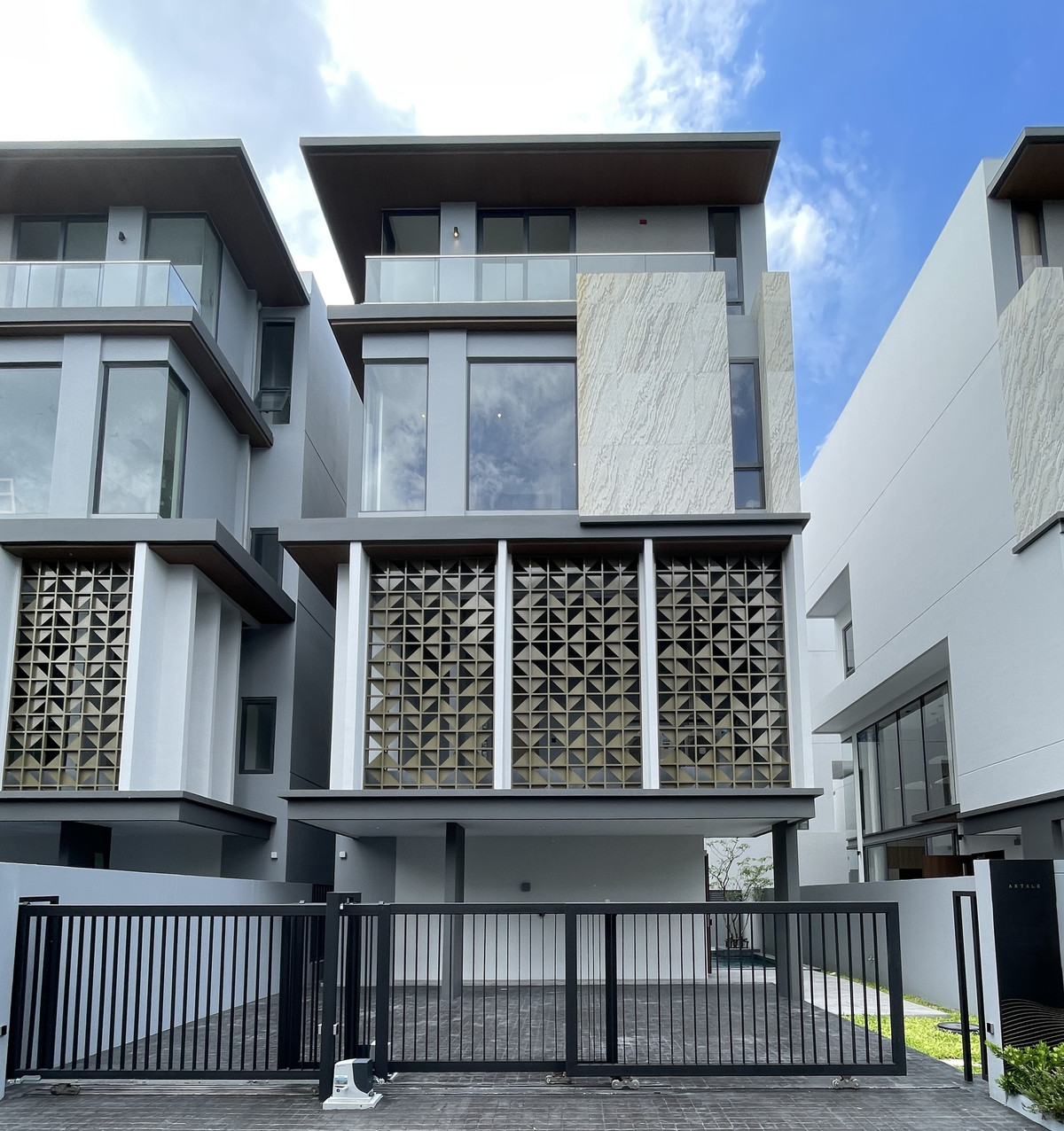 For SaleHouseRama9, Petchburi, RCA : Selling Artel Asoke - Rama 9, the most Arche house of the 3.5 -story twin house with private pool and private elevator. Distinctive with modern luxury designs and extensive living space Convenient to travel Near international schools and department stores