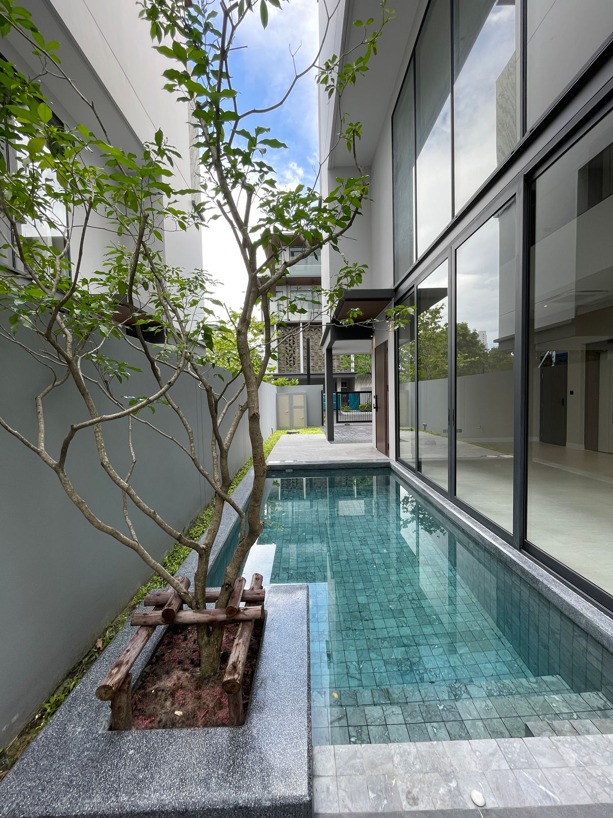 ขายบ้านพระราม 9 เพชรบุรีตัดใหม่ RCA : ขายอาร์เทล อโศก – พระราม 9 แบบบ้าน ARCHE ที่สุดแห่งความหรูหรา บ้านแฝด 3.5 ชั้น พร้อมสระว่ายน้ำส่วนตัวและลิฟต์ส่วนตัว โดดเด่นด้วยดีไซน์หรูหรา ทันสมัย และพื้นที่ใช้สอยที่กว้างขวาง เดินทางสะดวกสบาย ใกล้โรงเรียนนานาชาติและห้างสรรพสินค้า 