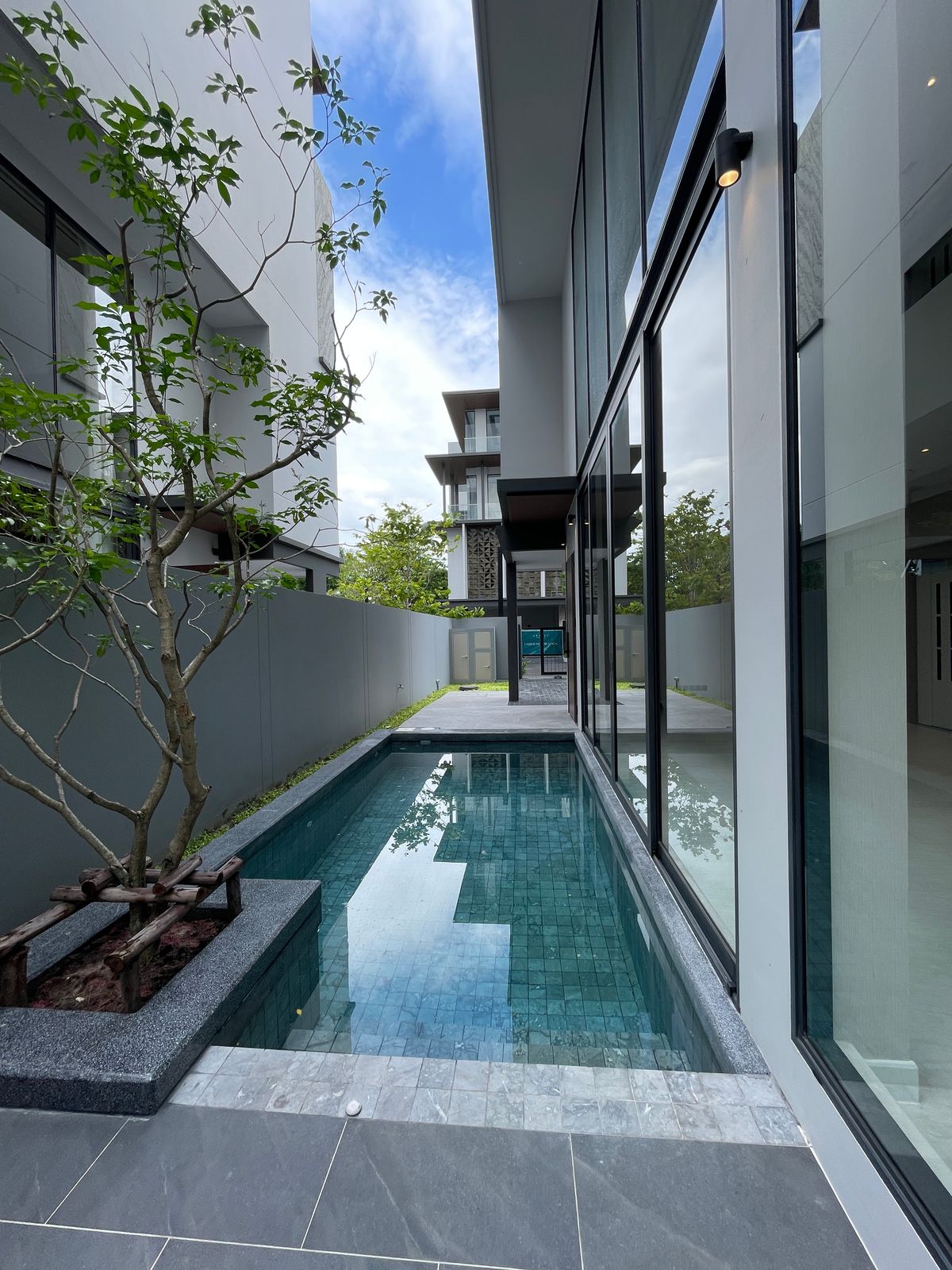 ขายบ้านพระราม 9 เพชรบุรีตัดใหม่ RCA : ขายอาร์เทล อโศก – พระราม 9 แบบบ้าน ARCHE ที่สุดแห่งความหรูหรา บ้านแฝด 3.5 ชั้น พร้อมสระว่ายน้ำส่วนตัวและลิฟต์ส่วนตัว โดดเด่นด้วยดีไซน์หรูหรา ทันสมัย และพื้นที่ใช้สอยที่กว้างขวาง เดินทางสะดวกสบาย ใกล้โรงเรียนนานาชาติและห้างสรรพสินค้า 