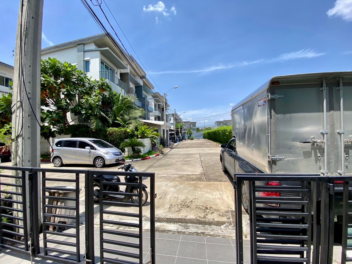 For SaleTownhomePattanakan, Srinakarin : 🌟 Corner Renovated Townhome for Sale – “Town Avenue Rama 9” | Prime Location, Ready to Move In, Ideal for Living or Investment! 🌟