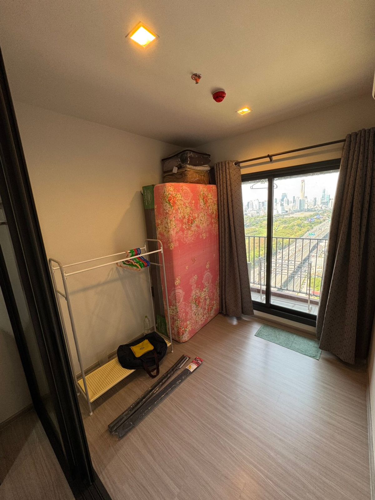 For RentCondoRama9, Petchburi, RCA : Life Asoke Hype rental price 21,500 baht/month [MKR250617]