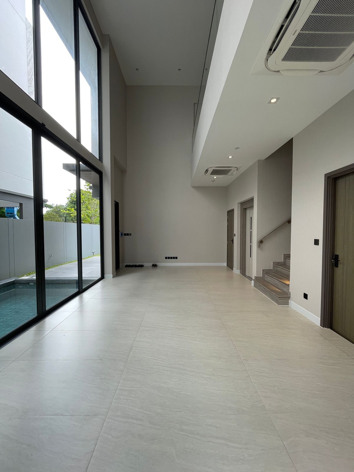 ขายบ้านพระราม 9 เพชรบุรีตัดใหม่ RCA : ขายอาร์เทล อโศก – พระราม 9 แบบบ้าน ARCHE ที่สุดแห่งความหรูหรา บ้านแฝด 3.5 ชั้น พร้อมสระว่ายน้ำส่วนตัวและลิฟต์ส่วนตัว โดดเด่นด้วยดีไซน์หรูหรา ทันสมัย และพื้นที่ใช้สอยที่กว้างขวาง เดินทางสะดวกสบาย ใกล้โรงเรียนนานาชาติและห้างสรรพสินค้า 