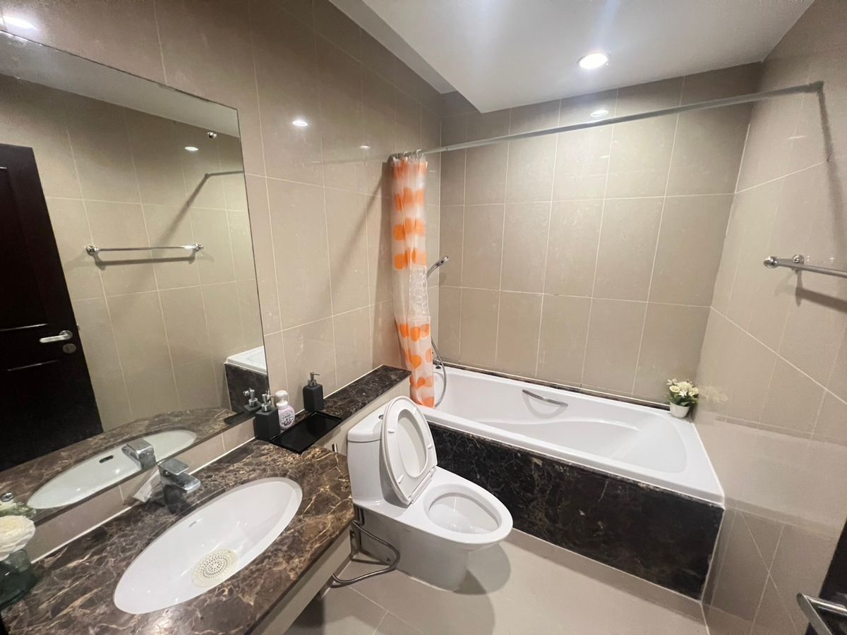 For RentCondoNana, North Nana,Sukhumvit13, Soi Nana : P-2731 Urgent rent! Prime Sukhumvit 11, beautiful room, complete furniture, good location, convenient to travel.