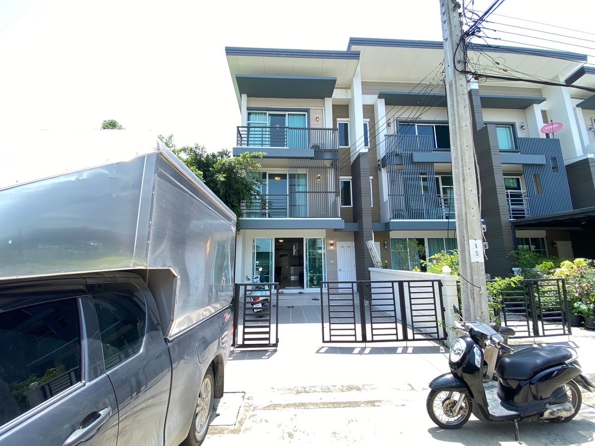 For SaleTownhomePattanakan, Srinakarin : 🌟 Corner Renovated Townhome for Sale – “Town Avenue Rama 9” | Prime Location, Ready to Move In, Ideal for Living or Investment! 🌟