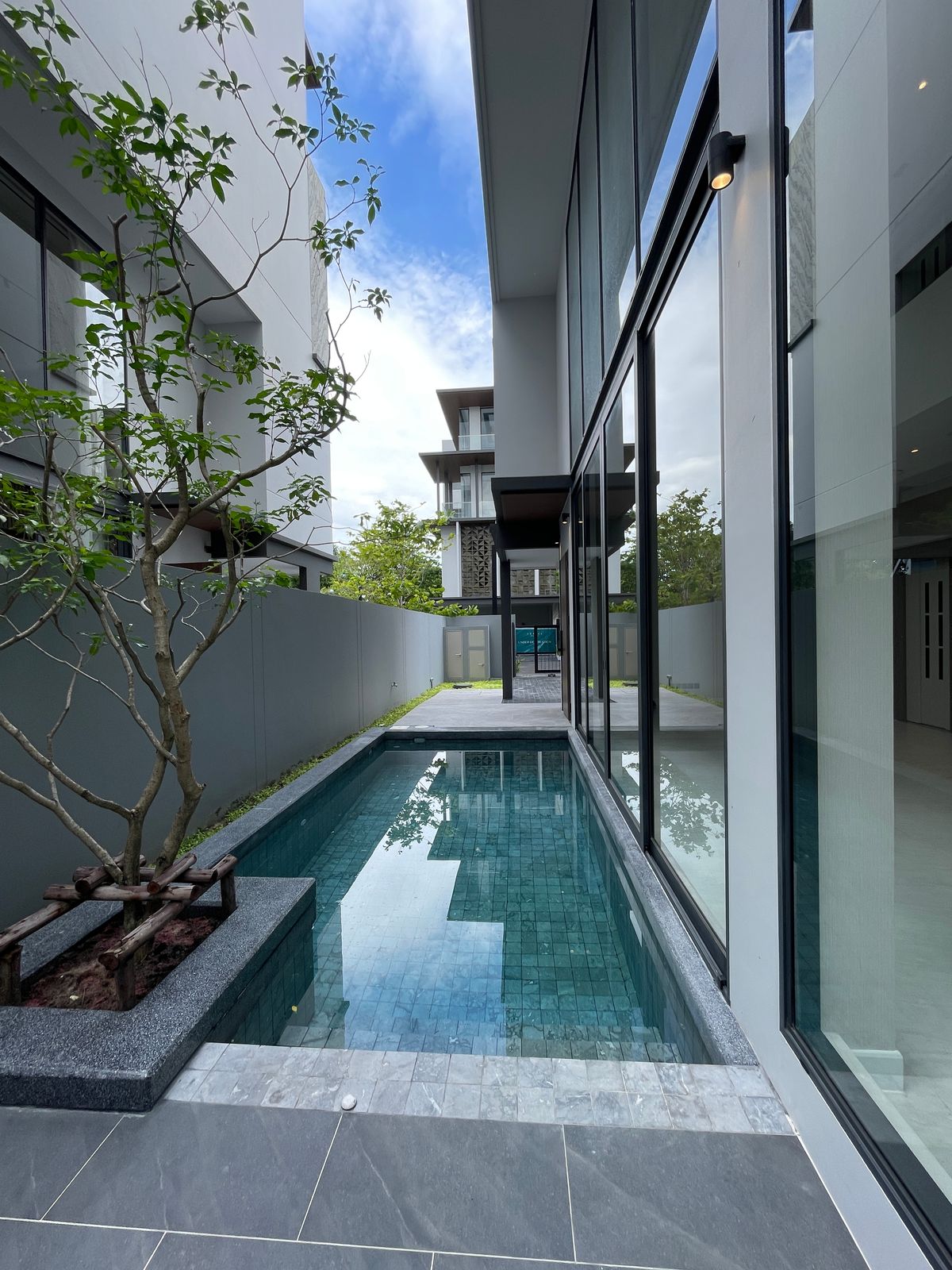 ขายบ้านพระราม 9 เพชรบุรีตัดใหม่ RCA : ขายอาร์เทล อโศก – พระราม 9 แบบบ้าน ARCHE ที่สุดแห่งความหรูหรา บ้านแฝด 3.5 ชั้น พร้อมสระว่ายน้ำส่วนตัวและลิฟต์ส่วนตัว โดดเด่นด้วยดีไซน์หรูหรา ทันสมัย และพื้นที่ใช้สอยที่กว้างขวาง เดินทางสะดวกสบาย ใกล้โรงเรียนนานาชาติและห้างสรรพสินค้า 