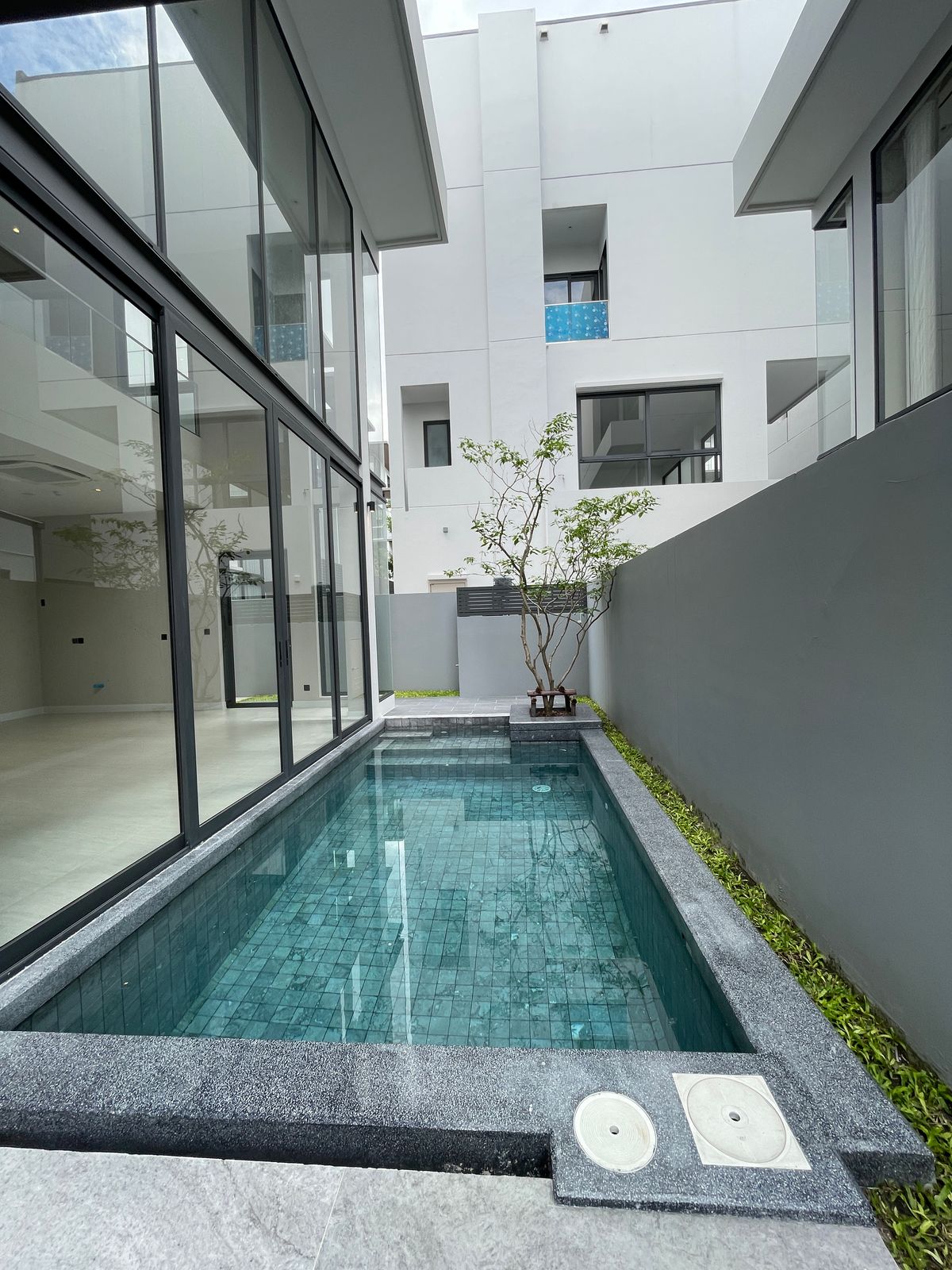 ขายบ้านพระราม 9 เพชรบุรีตัดใหม่ RCA : ขายอาร์เทล อโศก – พระราม 9 แบบบ้าน ARCHE ที่สุดแห่งความหรูหรา บ้านแฝด 3.5 ชั้น พร้อมสระว่ายน้ำส่วนตัวและลิฟต์ส่วนตัว โดดเด่นด้วยดีไซน์หรูหรา ทันสมัย และพื้นที่ใช้สอยที่กว้างขวาง เดินทางสะดวกสบาย ใกล้โรงเรียนนานาชาติและห้างสรรพสินค้า 