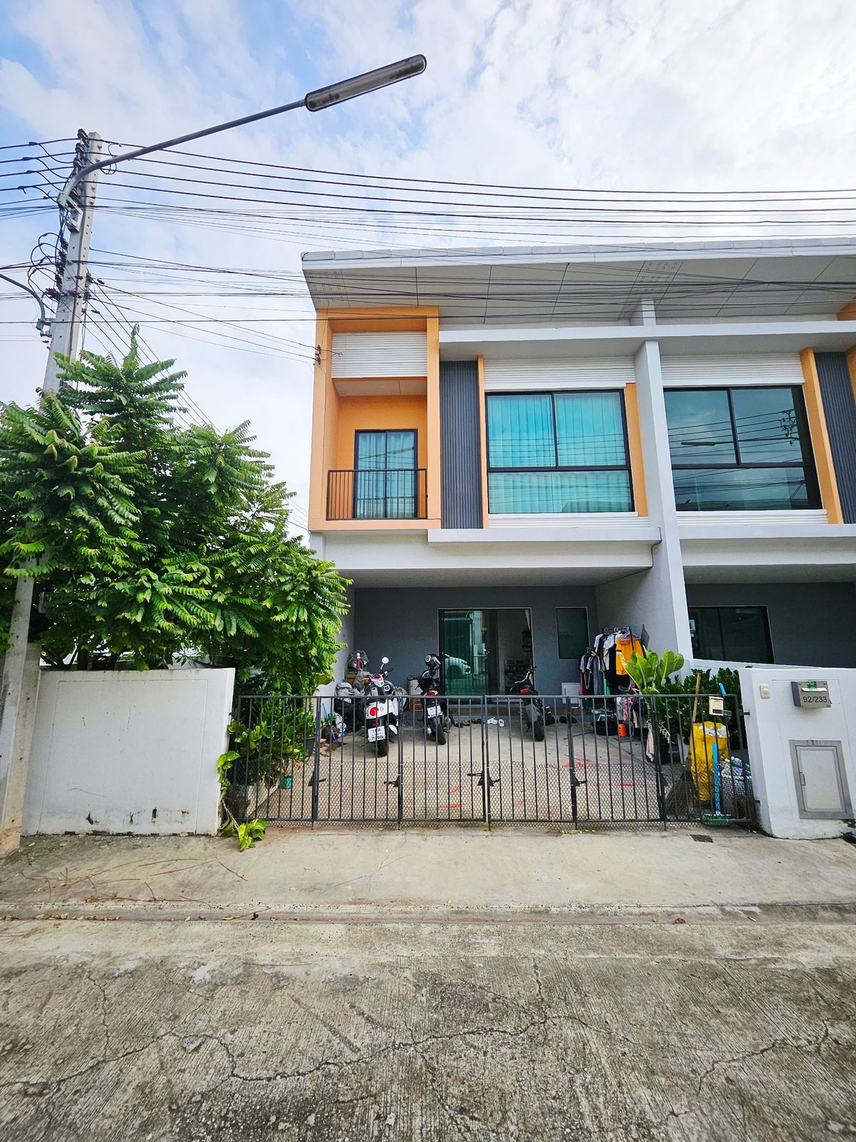 For SaleHouseChachoengsao : Beautiful Corner House for Sale – Move-In Ready! My Green Village, Bang Phra – Mueang Chachoengsao District This lovely 2-storey home offers smart use of space in a peaceful and private setting — perfect for living or renting out!