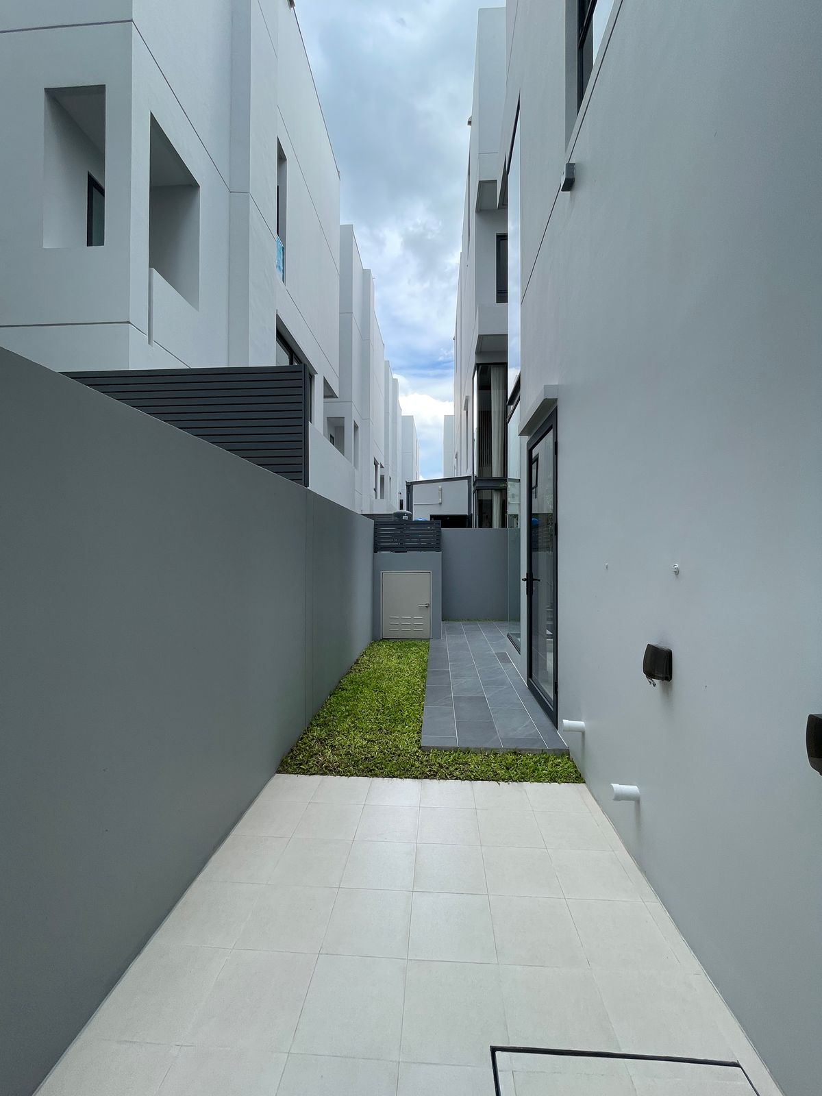 ขายบ้านพระราม 9 เพชรบุรีตัดใหม่ RCA : ขายอาร์เทล อโศก – พระราม 9 แบบบ้าน ARCHE ที่สุดแห่งความหรูหรา บ้านแฝด 3.5 ชั้น พร้อมสระว่ายน้ำส่วนตัวและลิฟต์ส่วนตัว โดดเด่นด้วยดีไซน์หรูหรา ทันสมัย และพื้นที่ใช้สอยที่กว้างขวาง เดินทางสะดวกสบาย ใกล้โรงเรียนนานาชาติและห้างสรรพสินค้า 