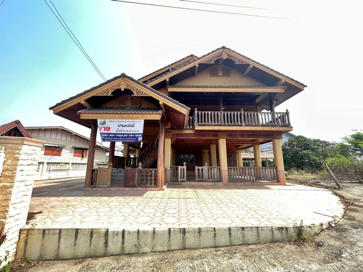 ขายบ้านสุโขทัย : บ้านพักอาศัยไม้ 2 ชั้น ห่างจากถนนสายบ้านสวน-ศรีสำโรง (ทล.1054) ประมาณ 380 เมตร