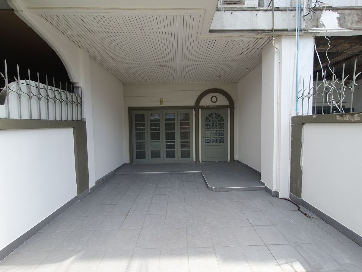 For SaleTownhomeKasetsart, Ratchayothin : ** For sale ** 3-story Town House, Sena Village, Soi Sena 15, opposite the big chicken shop, there is a big 7-11.