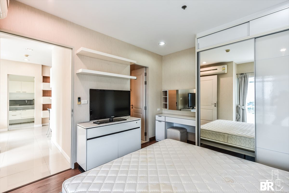 For RentCondoWongwianyai, Charoennakor :  Q House Condo Sathorn near BTS Krung Thon Buri  