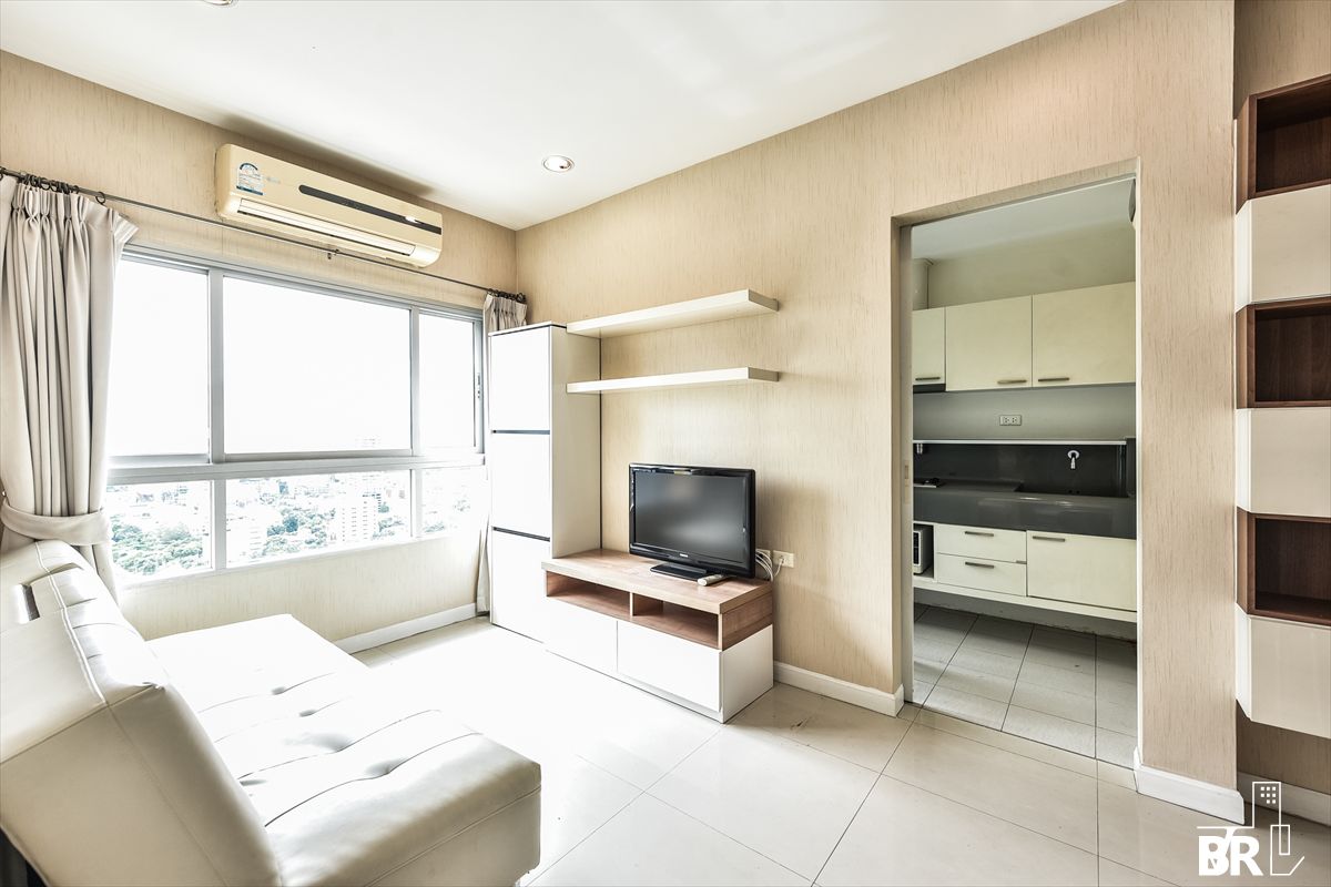 For RentCondoWongwianyai, Charoennakor :  Q House Condo Sathorn near BTS Krung Thon Buri  