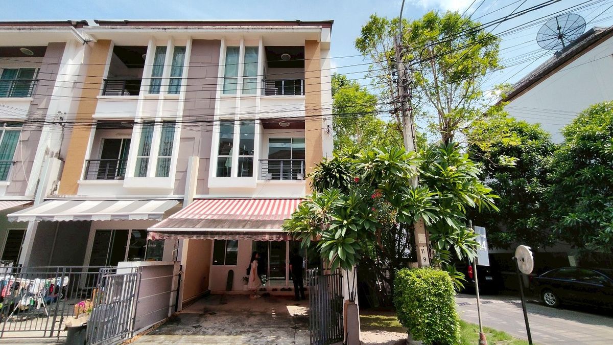 ให้เช่าทาวน์โฮมเอกชัย บางบอน : บ้านทาวน์โฮม 3 ชั้น ให้เช่า โครงการ "บ้านกลางเมือง" สาทร-ตากสิน 2 ทำเลทอง ใกล้ BTS วุฒากาศ ✨🏡บ้านหัวมุม 3 ชั้นเดินทางสะดวก ใกล้ BTS วุฒากาศ และทางด่วน เข้าสู่ใจกลางเมืองแค่ 10 นาที