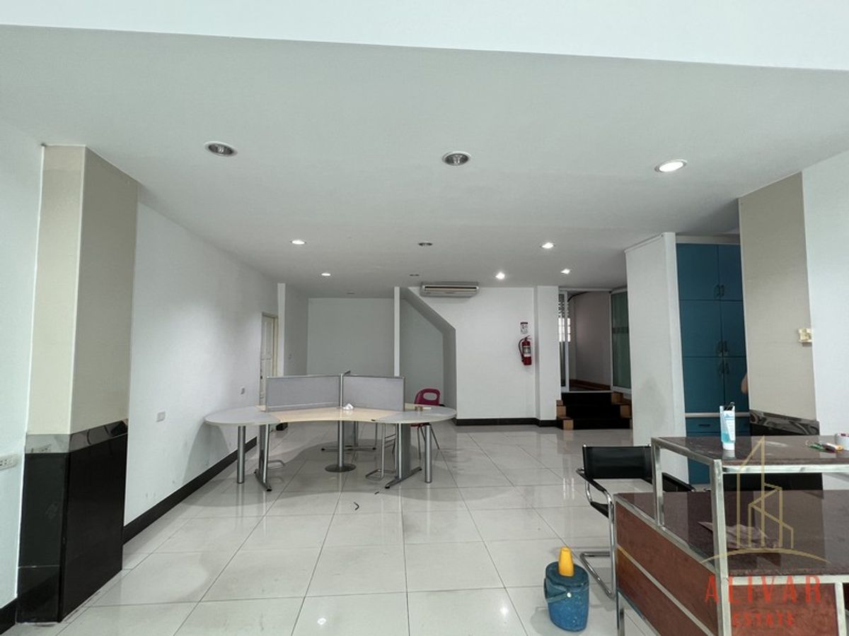 ให้เช่าอาคารพาณิชย์วงเวียนใหญ่ เจริญนคร : RB022623 ให้เช่า อาคารพาณิชย์ 4ชั้น พร้อมโกดัง เจริญนคร 34 (ว่าง เดือนสิงหา 2025)